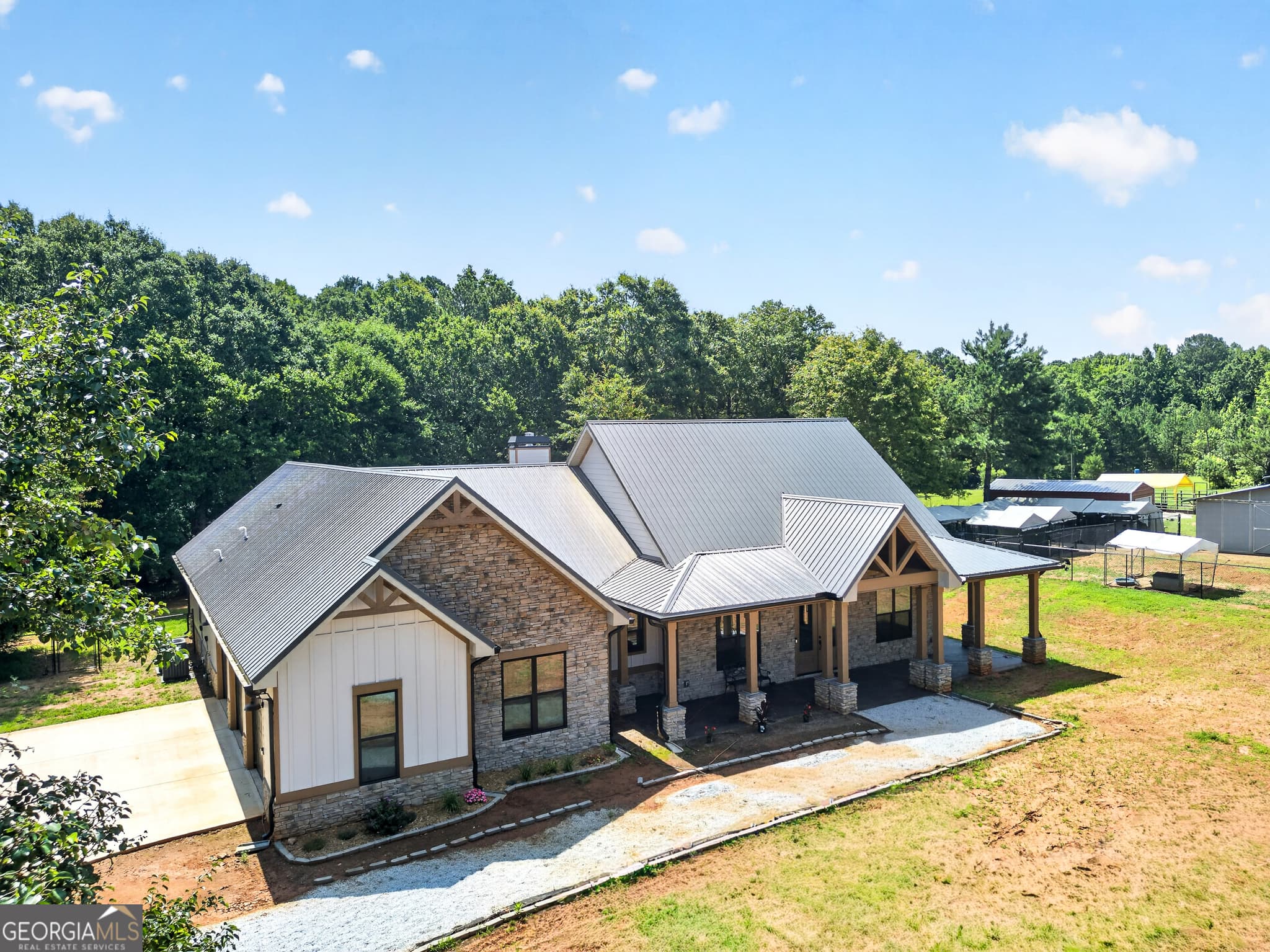 3 bedroom, 2 bathroom, 2,454 sq ft single family residence for sale at 289 Maple Drive, Williamson, GA 30292 — photo 3