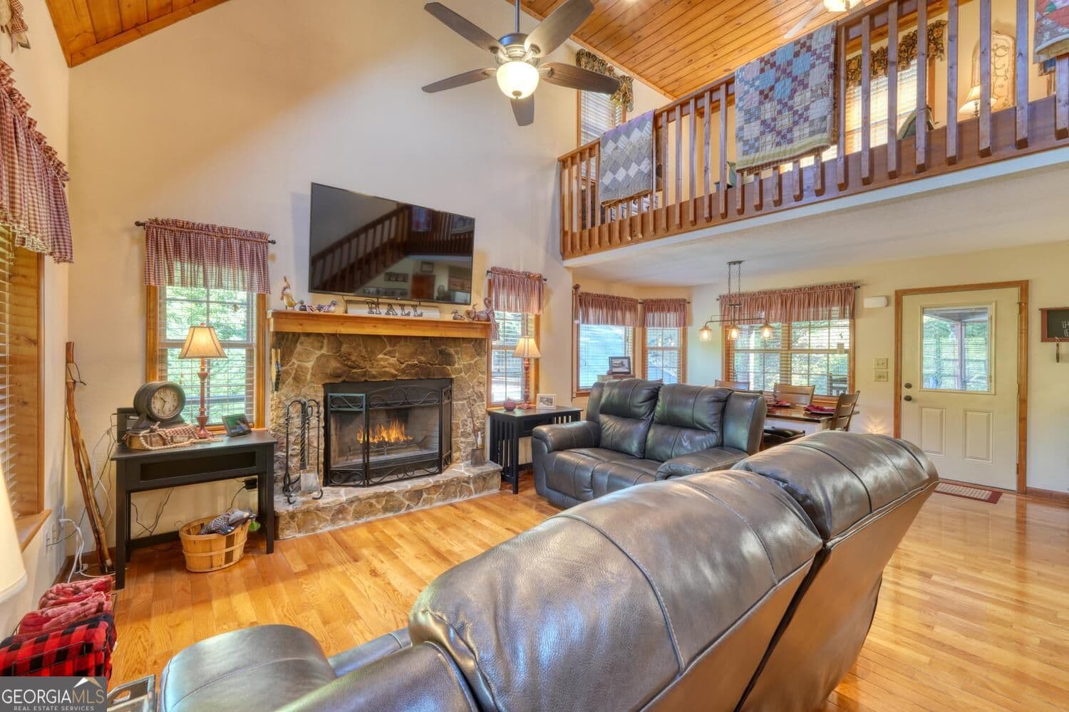 3 bedroom, 3.5 bathroom, 1,893 sq ft cabin,single family residence under contract at 6132 Ruth Drive, Young Harris, GA 30582 — photo 7