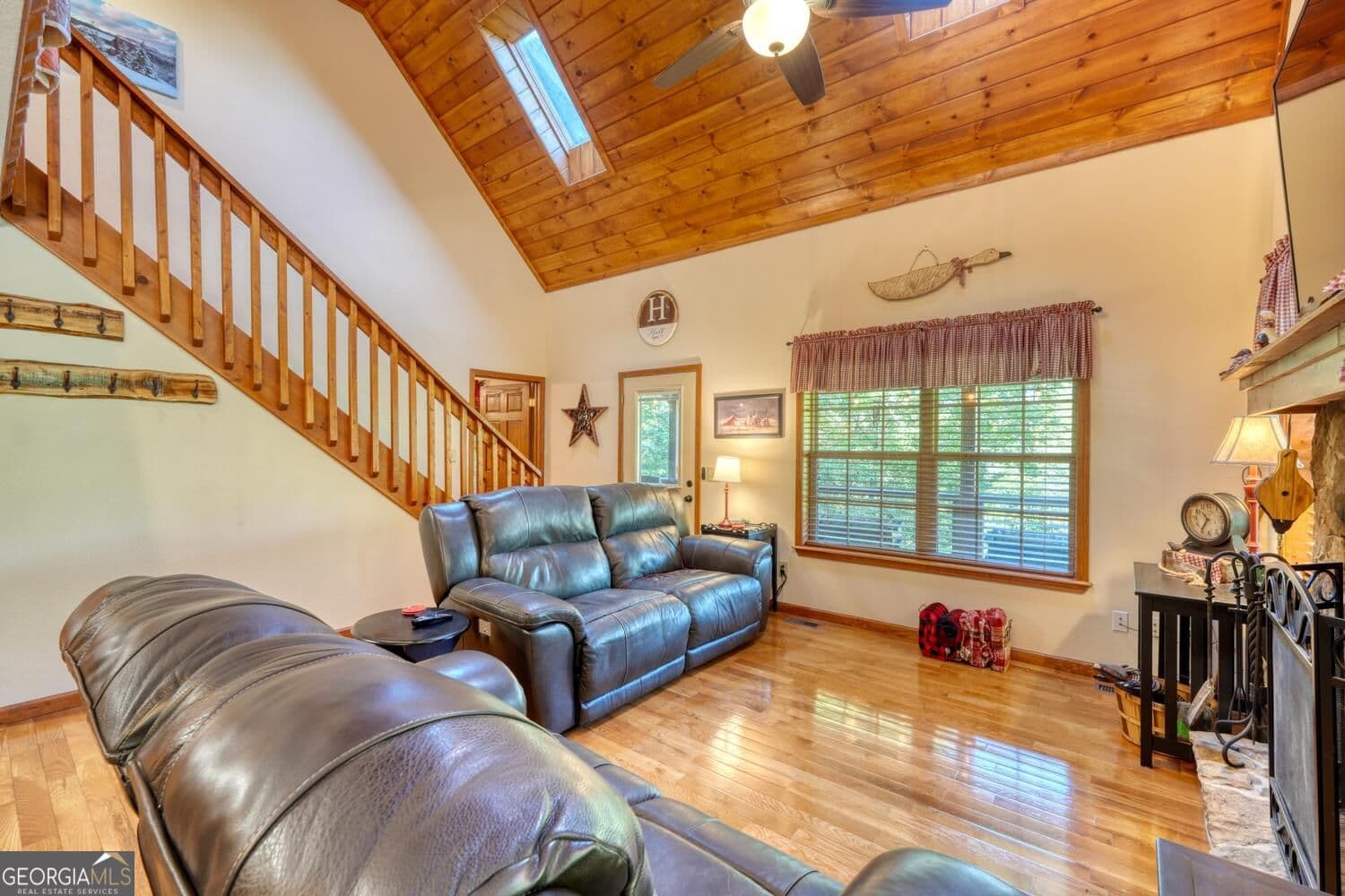 3 bedroom, 3.5 bathroom, 1,893 sq ft cabin,single family residence under contract at 6132 Ruth Drive, Young Harris, GA 30582 — photo 9