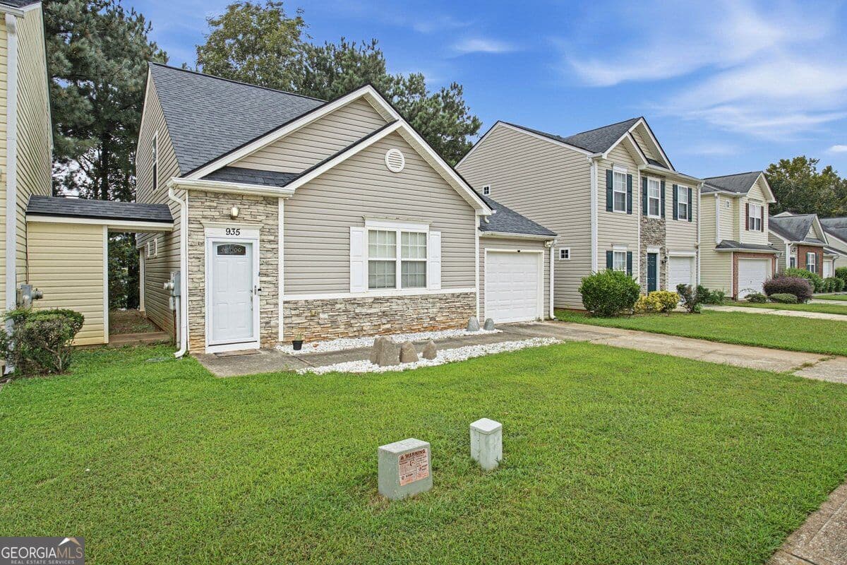 3 bedroom, 2 bathroom, 1,508 sq ft single family residence for sale at 935 Lakeside Circle, Covington, GA 30016 — photo 2
