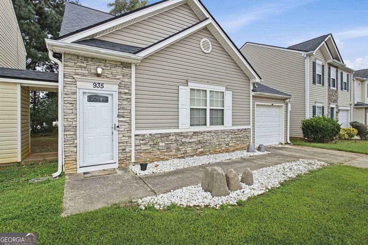 3 bedroom, 2 bathroom, 1,508 sq ft single family residence for sale at 935 Lakeside Circle, Covington, GA 30016 — photo 3