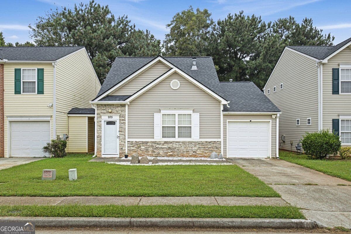 3 bedroom, 2 bathroom, 1,508 sq ft single family residence for sale at 935 Lakeside Circle, Covington, GA 30016 — photo 1 of 38