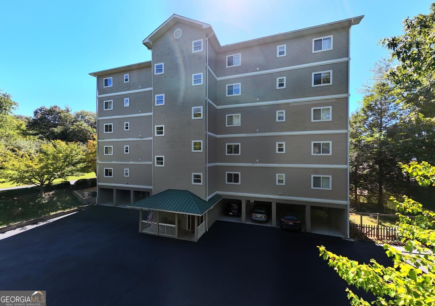2 bedroom, 2 bathroom, 985 sq ft condominium for sale at 121 River Street 3A, Hiawassee, GA 30546 — photo 2
