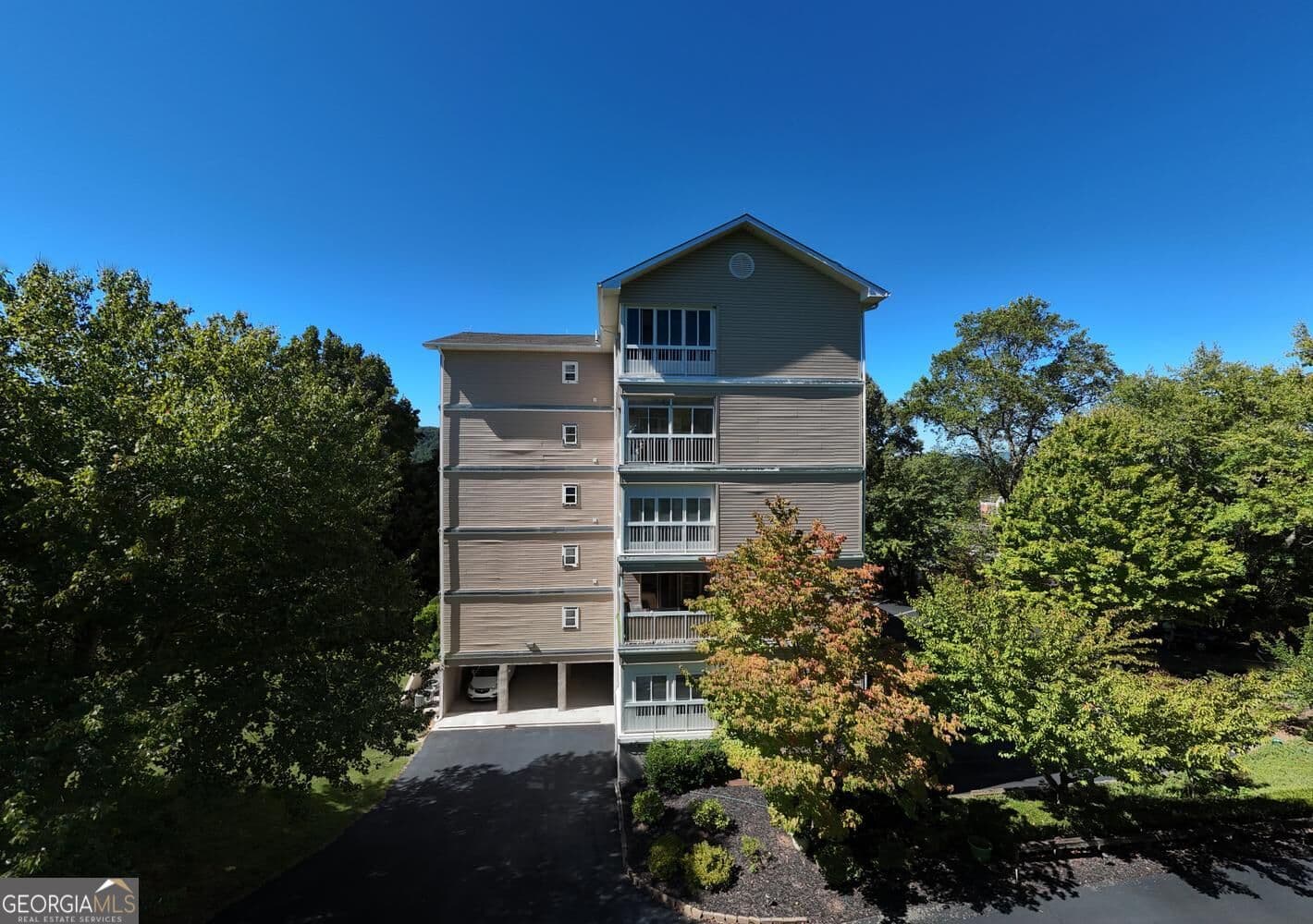 2 bedroom, 2 bathroom, 985 sq ft condominium for sale at 121 River Street 3A, Hiawassee, GA 30546 — photo 6