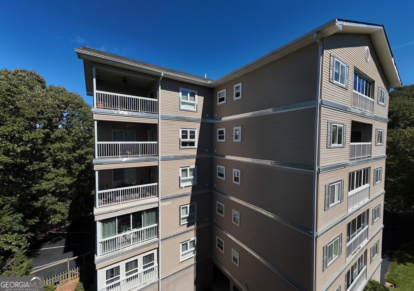 2 bedroom, 2 bathroom, 985 sq ft condominium for sale at 121 River Street 3A, Hiawassee, GA 30546 — photo 7