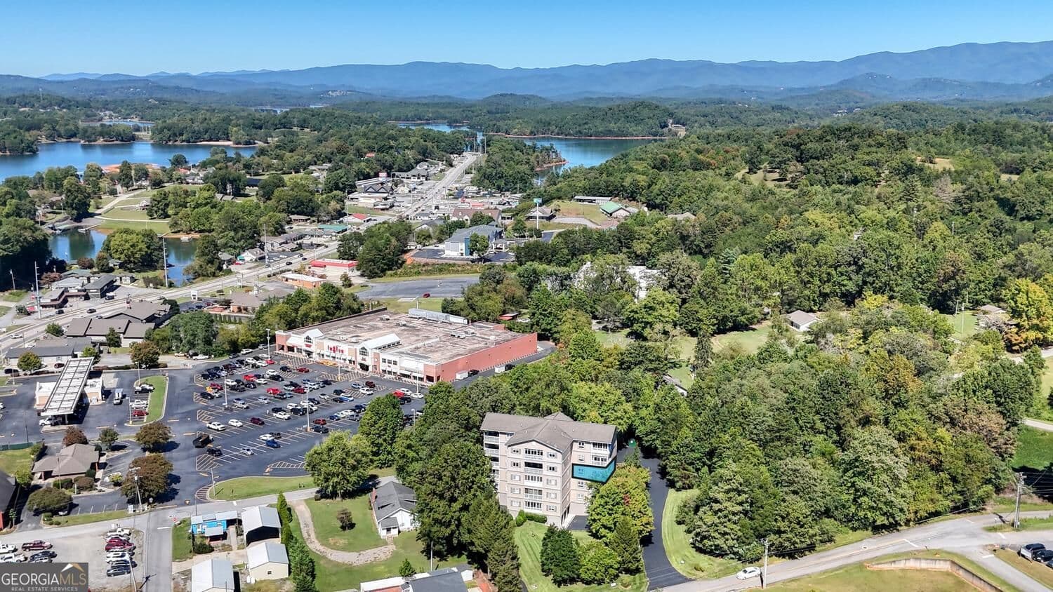 2 bedroom, 2 bathroom, 985 sq ft condominium for sale at 121 River Street 3A, Hiawassee, GA 30546 — photo 3