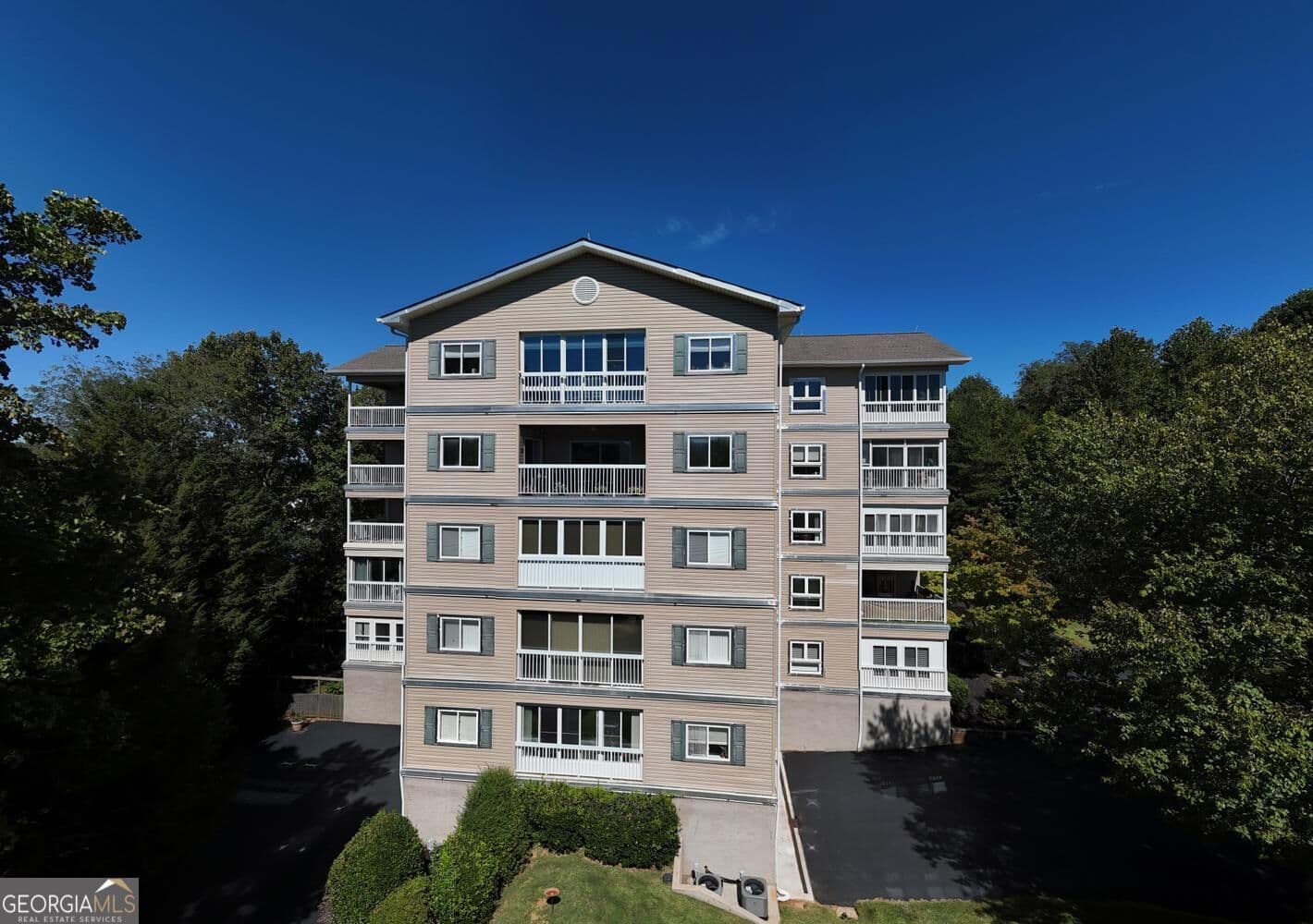 2 bedroom, 2 bathroom, 985 sq ft condominium for sale at 121 River Street 3A, Hiawassee, GA 30546