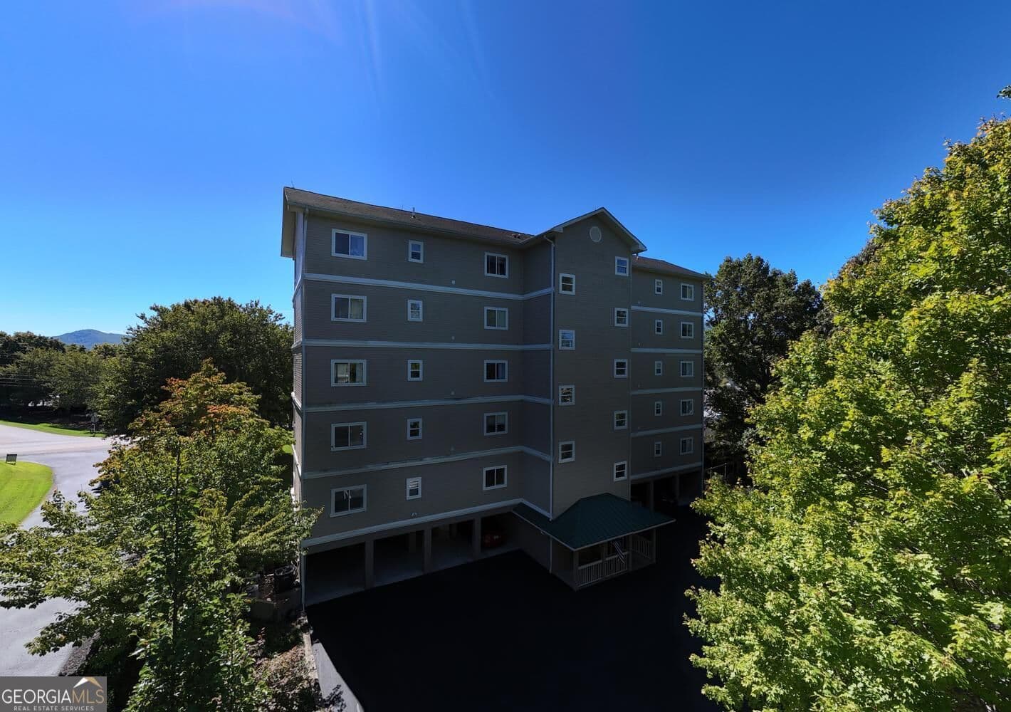 2 bedroom, 2 bathroom, 985 sq ft condominium for sale at 121 River Street 3A, Hiawassee, GA 30546 — photo 5