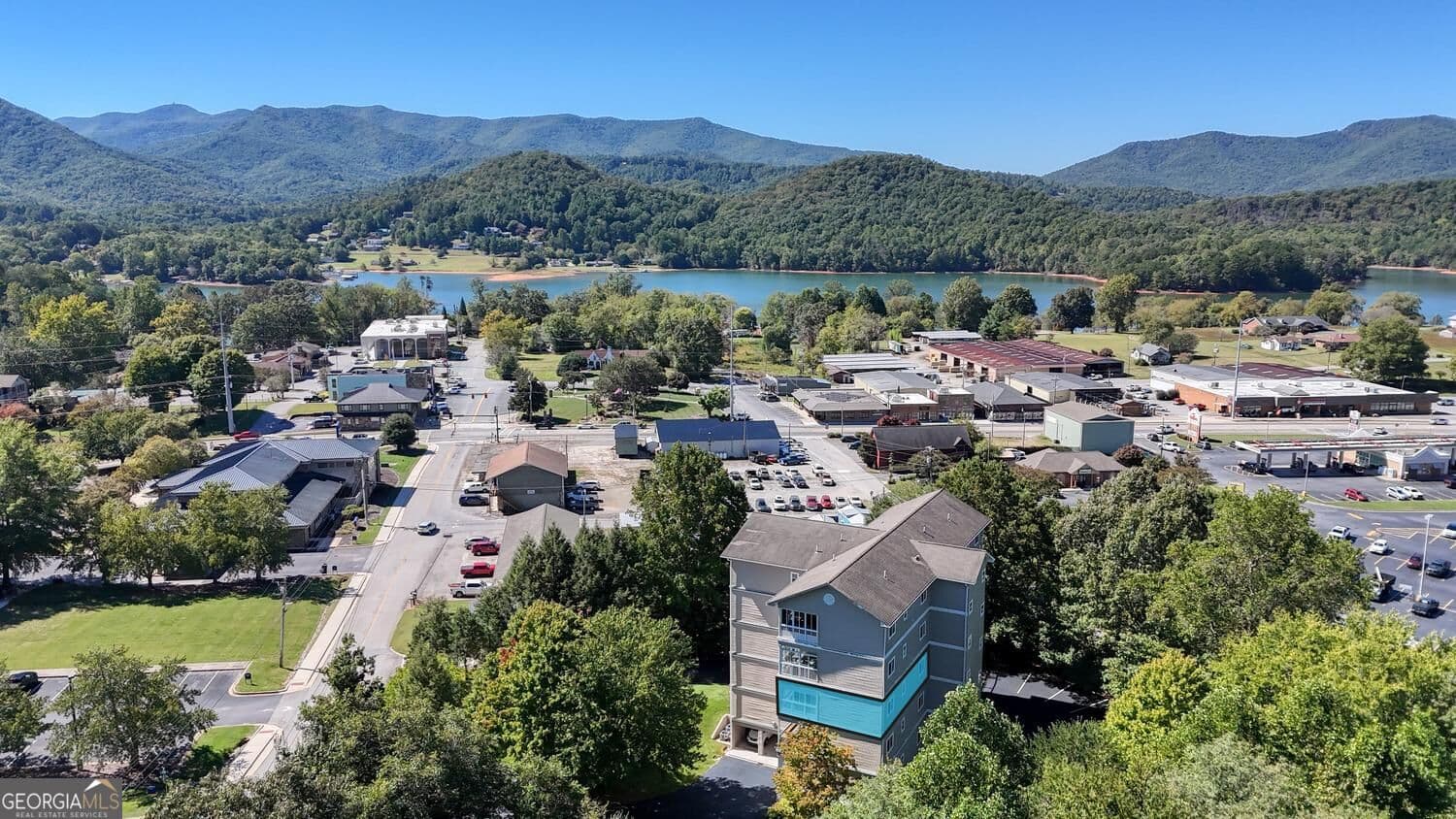 2 bedroom, 2 bathroom, 985 sq ft condominium for sale at 121 River Street 3A, Hiawassee, GA 30546 — photo 4