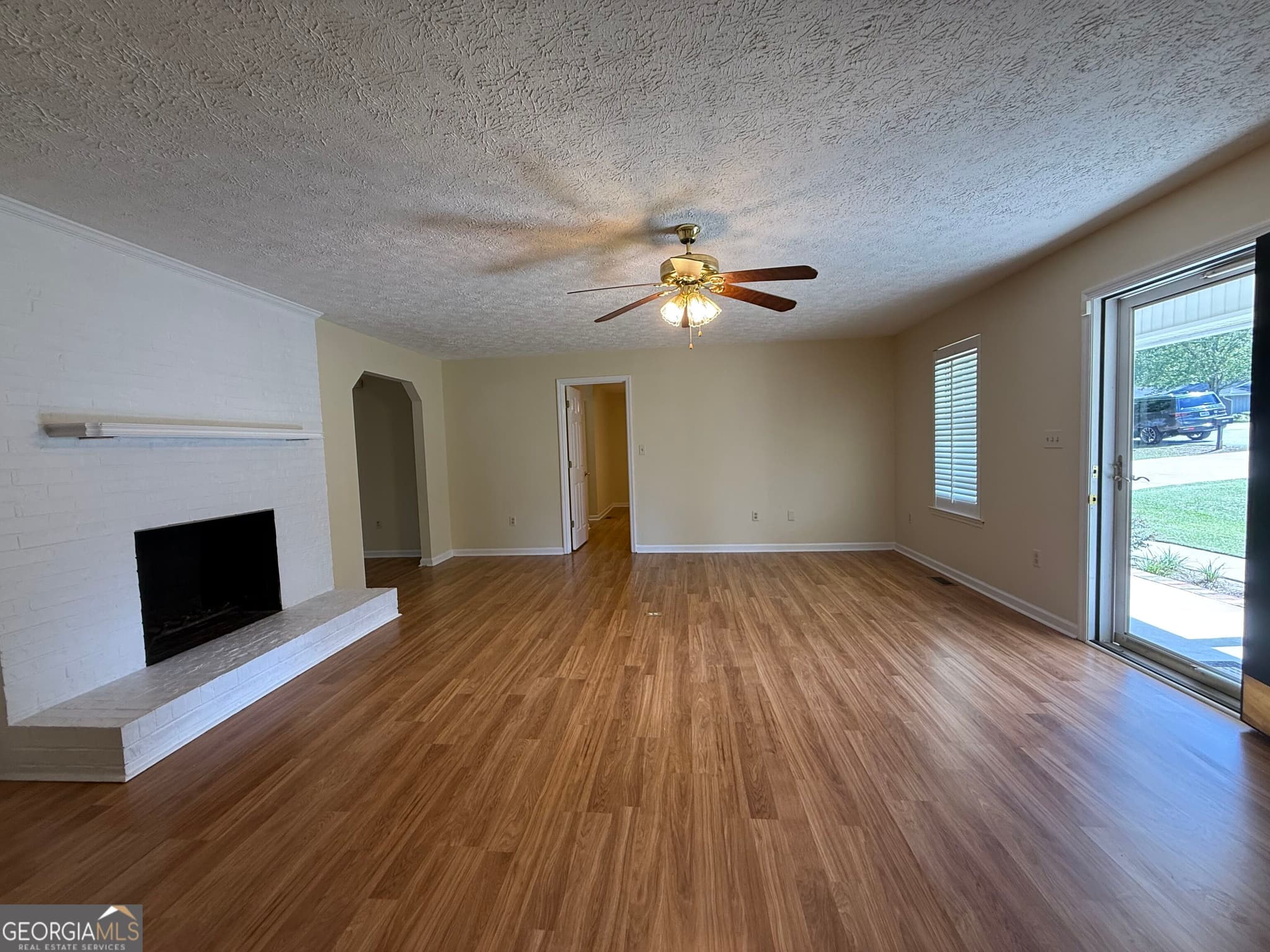 3 bedroom, 2 bathroom, 1,758 sq ft single family residence for sale at 422 King Lane, Thomson, GA 30824 — photo 2