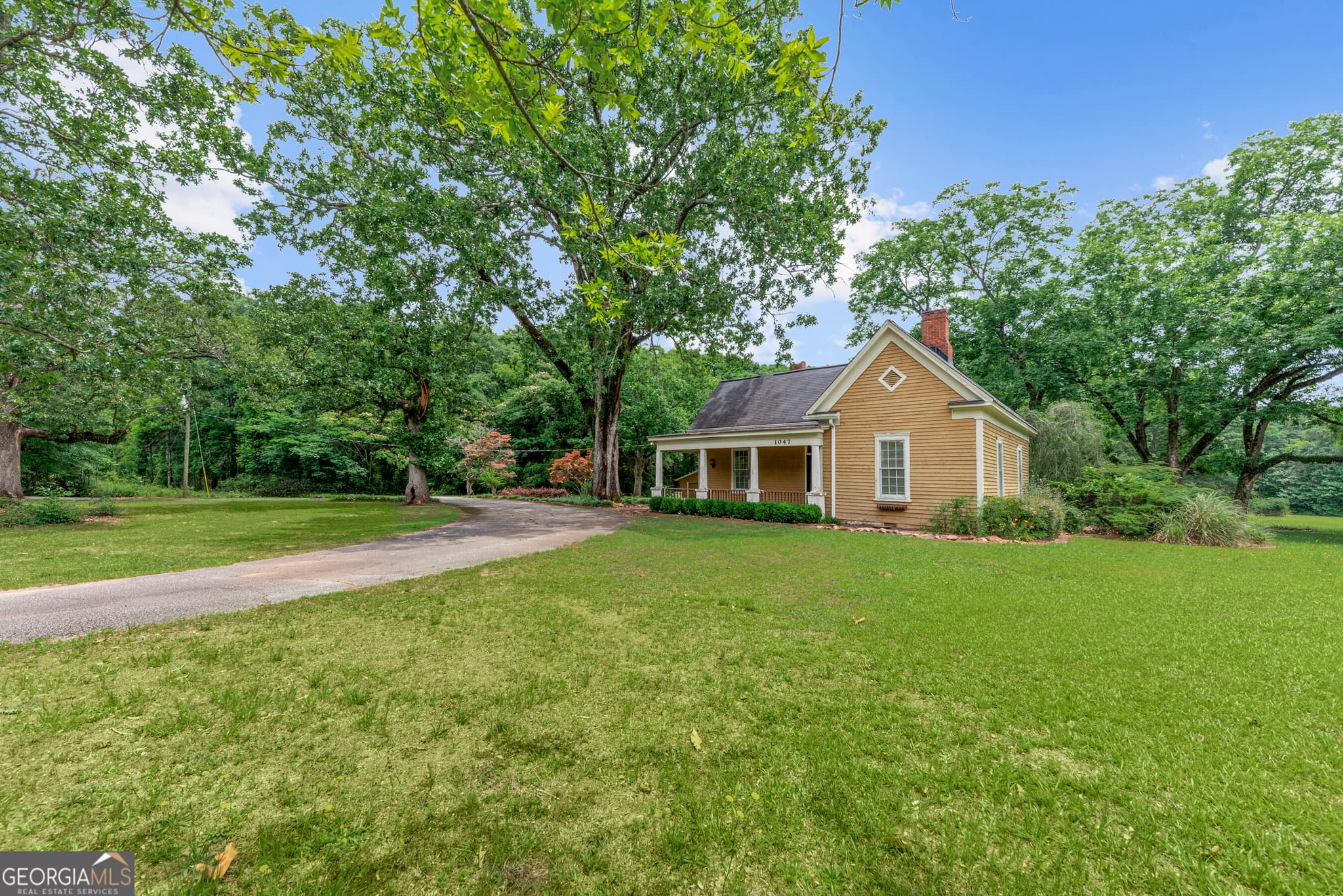 3 bedroom, 1.5 bathroom, 2,001 sq ft farm for sale at 1047 Dixie Road, Covington, GA 30014 — photo 3
