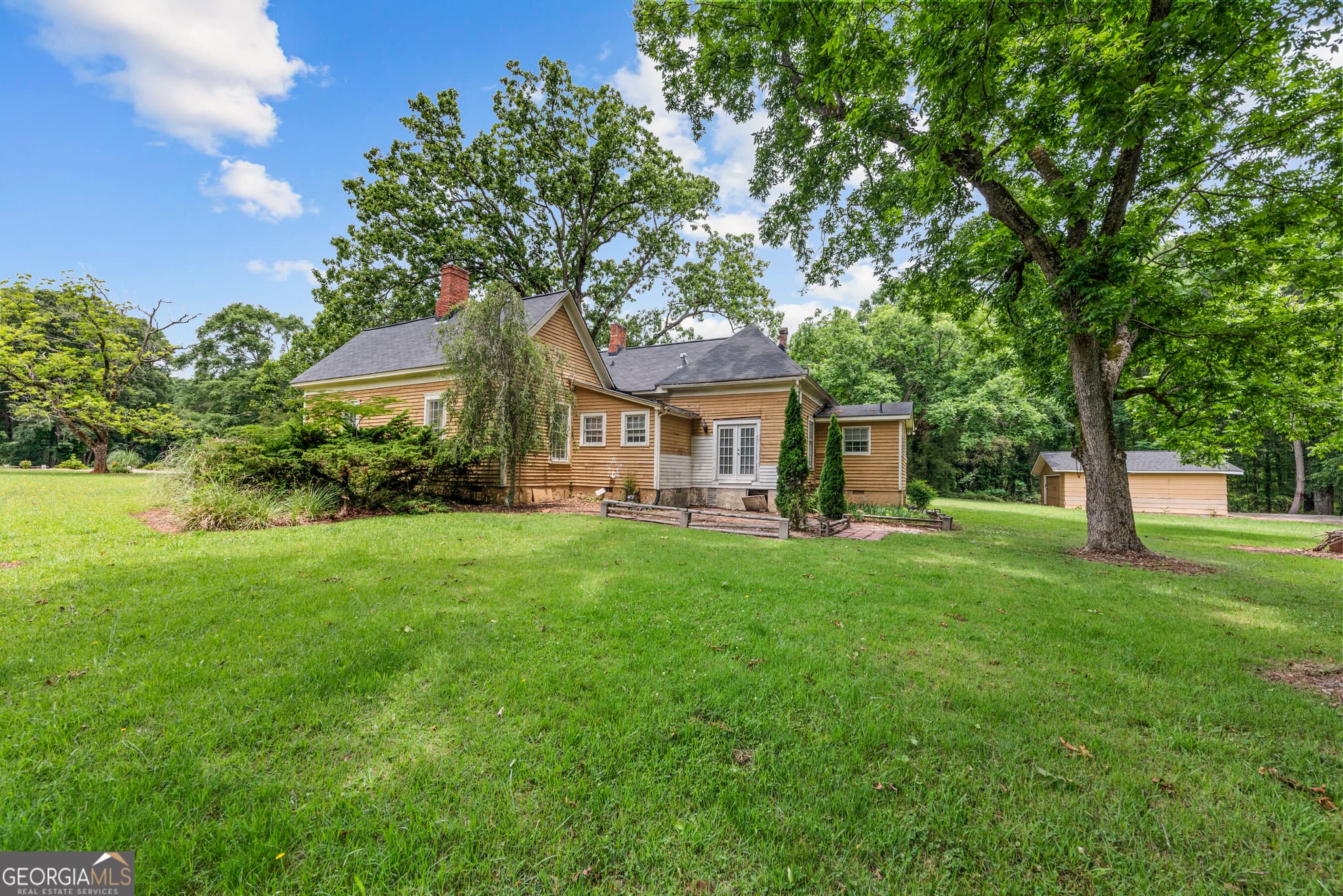 3 bedroom, 1.5 bathroom, 2,001 sq ft farm for sale at 1047 Dixie Road, Covington, GA 30014 — photo 4