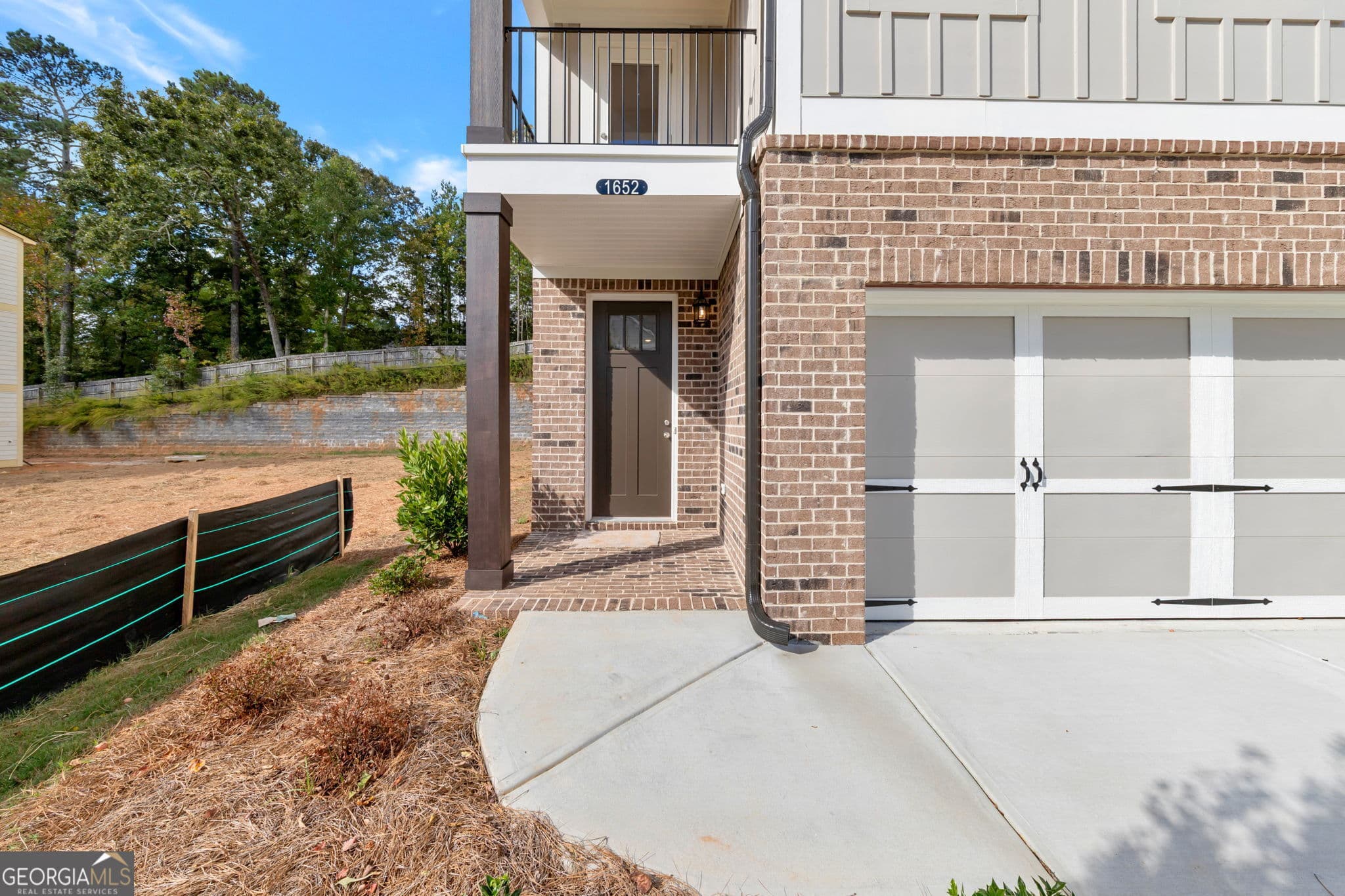 3 bedroom, 2.5 bathroom, 2,068 sq ft single family residence for sale at 1652 Crest Creek Court, Marietta, GA 30008 — photo 2