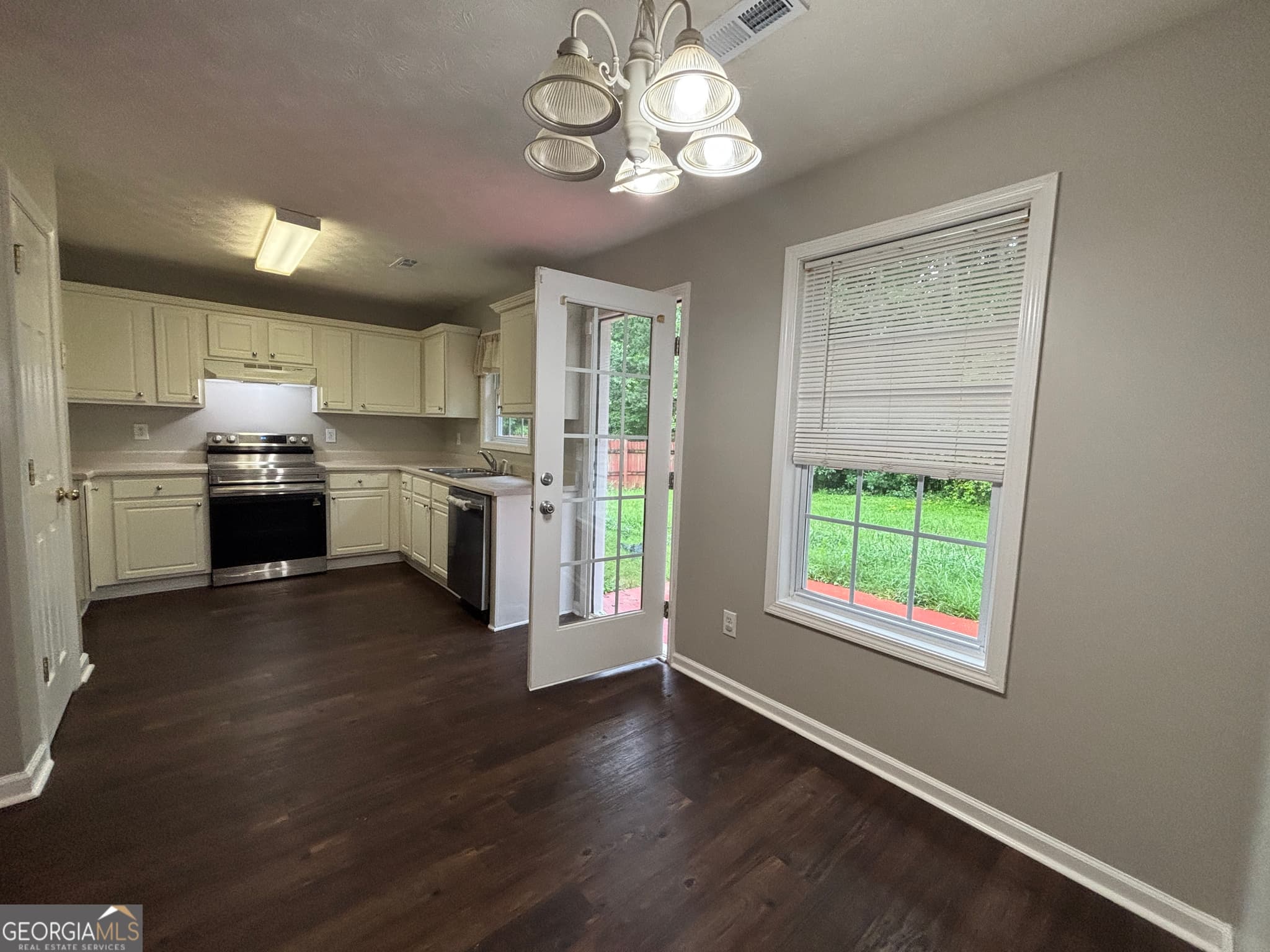 3 bedroom, 2 bathroom, 1,303 sq ft single family residence for sale at 43 Canterbury Drive, Grantville, GA 30220 — photo 9