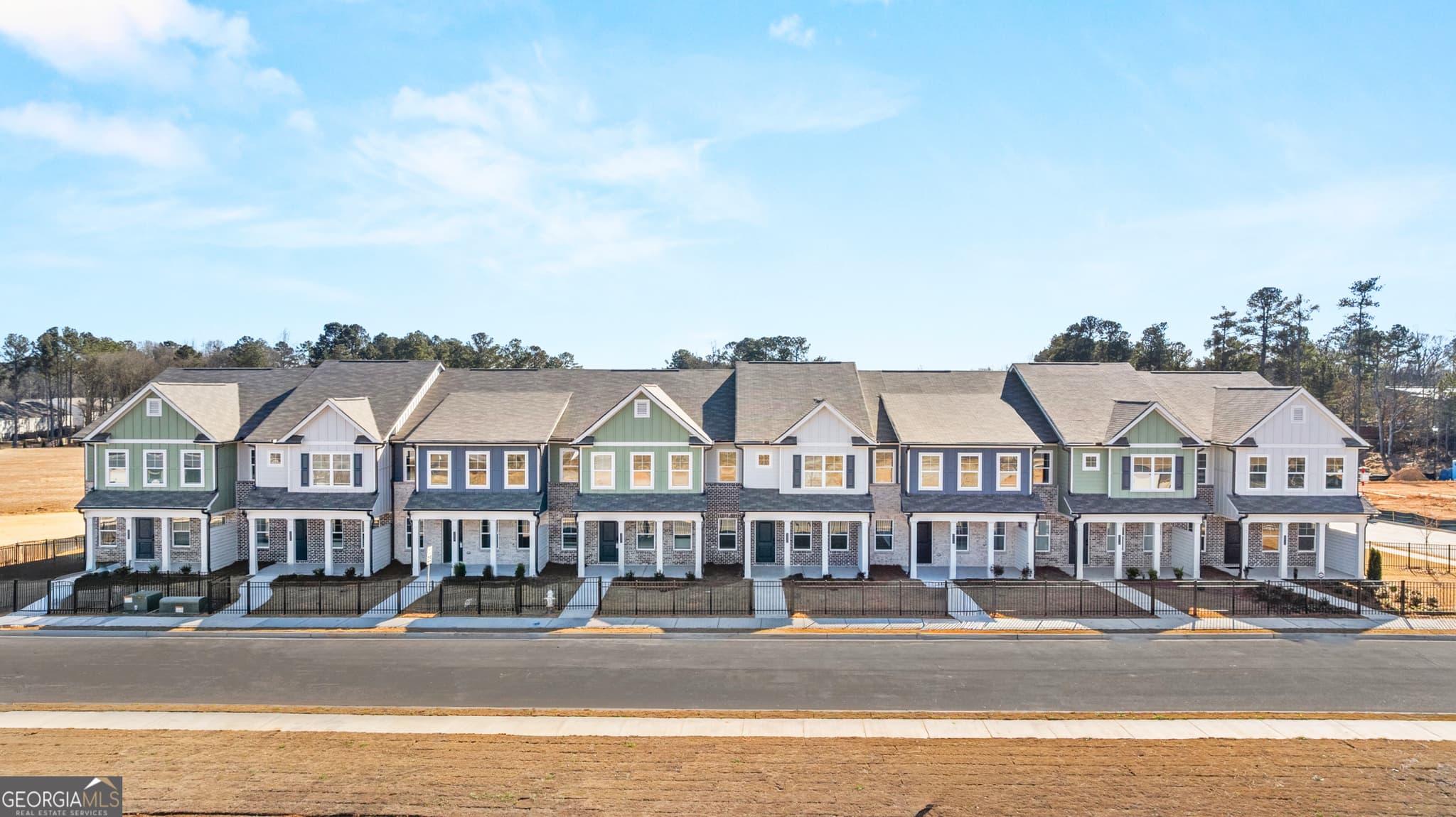 3 bedroom, 2.5 bathroom townhouse for sale at 3261 Lake Carlton Road 24, Loganville, GA 30052 — photo 2