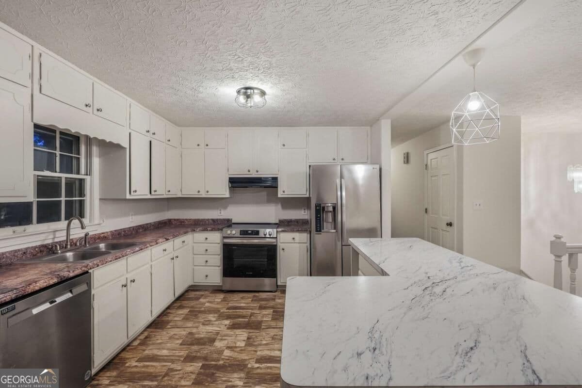 3 bedroom, 2 bathroom, 1,794 sq ft single family residence for sale at 4222 King James Court, Snellville, GA 30039 — photo 2