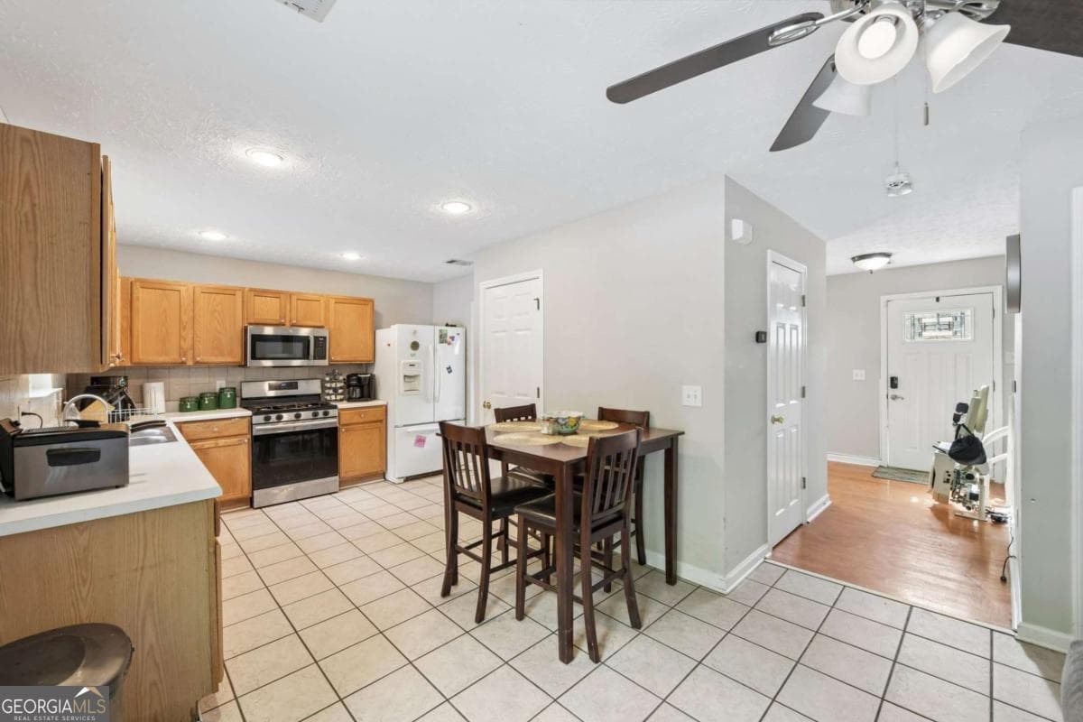 3 bedroom, 2.5 bathroom, 1,816 sq ft single family residence for sale at 441 Crested View Drive, Loganville, GA 30052 — photo 6