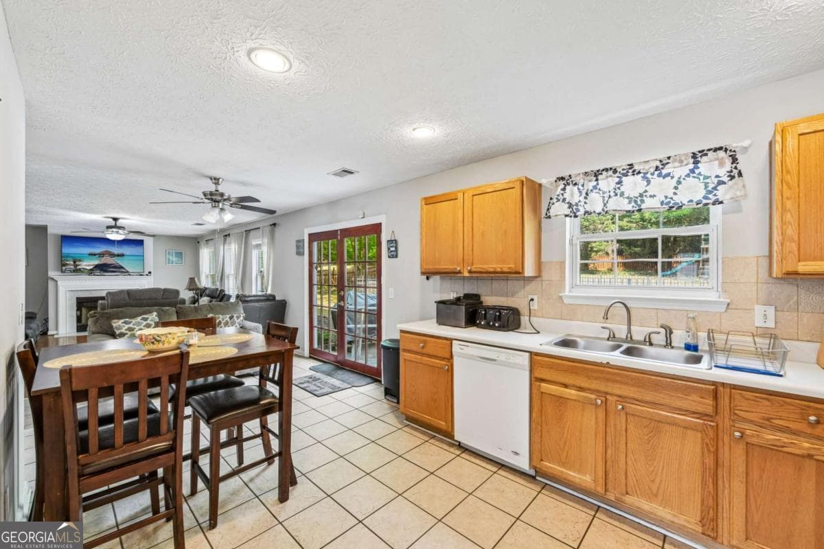 3 bedroom, 2.5 bathroom, 1,816 sq ft single family residence for sale at 441 Crested View Drive, Loganville, GA 30052 — photo 5