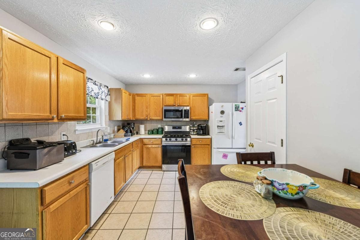 3 bedroom, 2.5 bathroom, 1,816 sq ft single family residence for sale at 441 Crested View Drive, Loganville, GA 30052 — photo 4