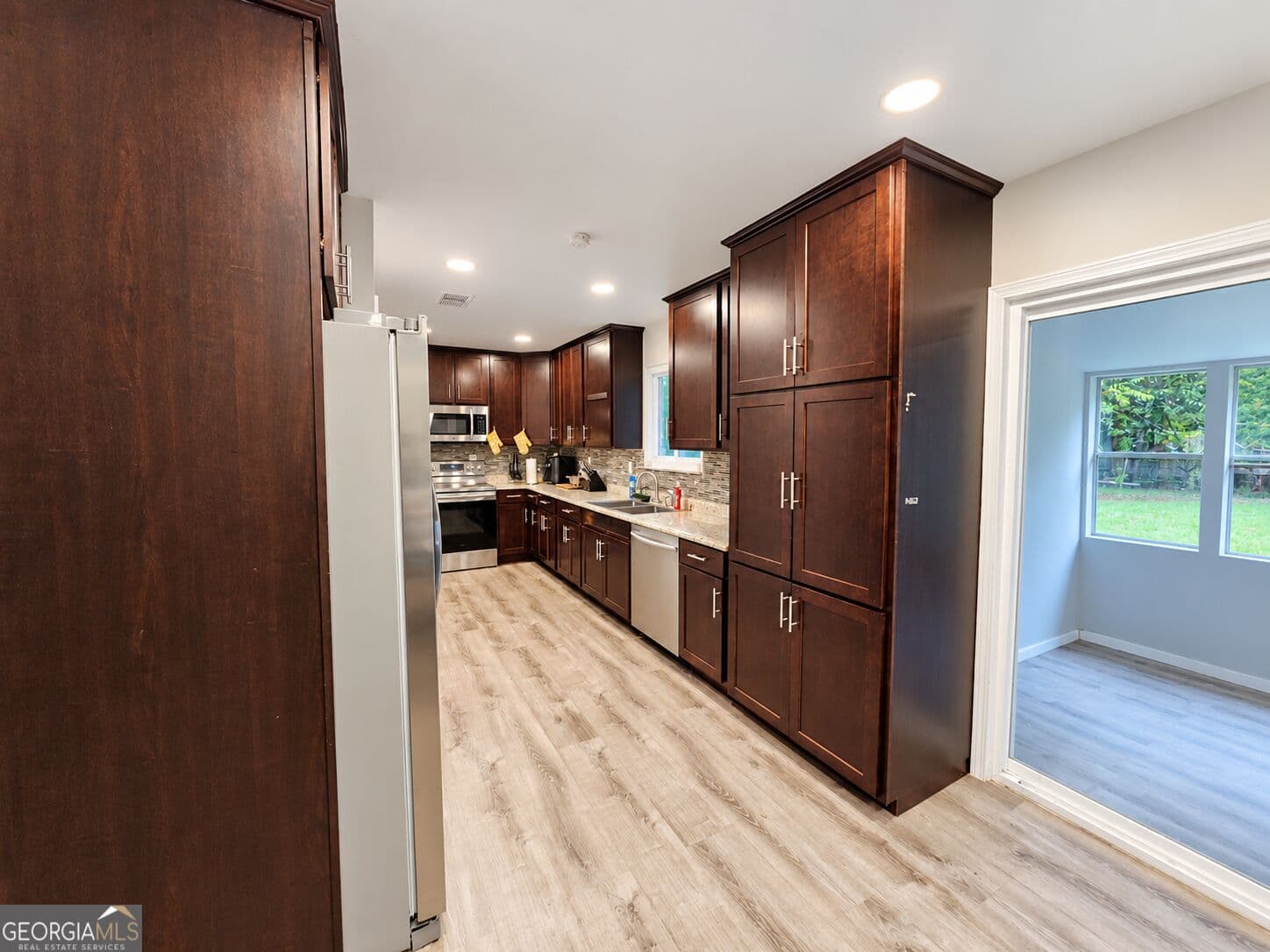 3 bedroom, 2 bathroom, 1,283 sq ft single family residence under contract at 208 BEDIVERE Drive, Warner Robins, GA 31093 — photo 9
