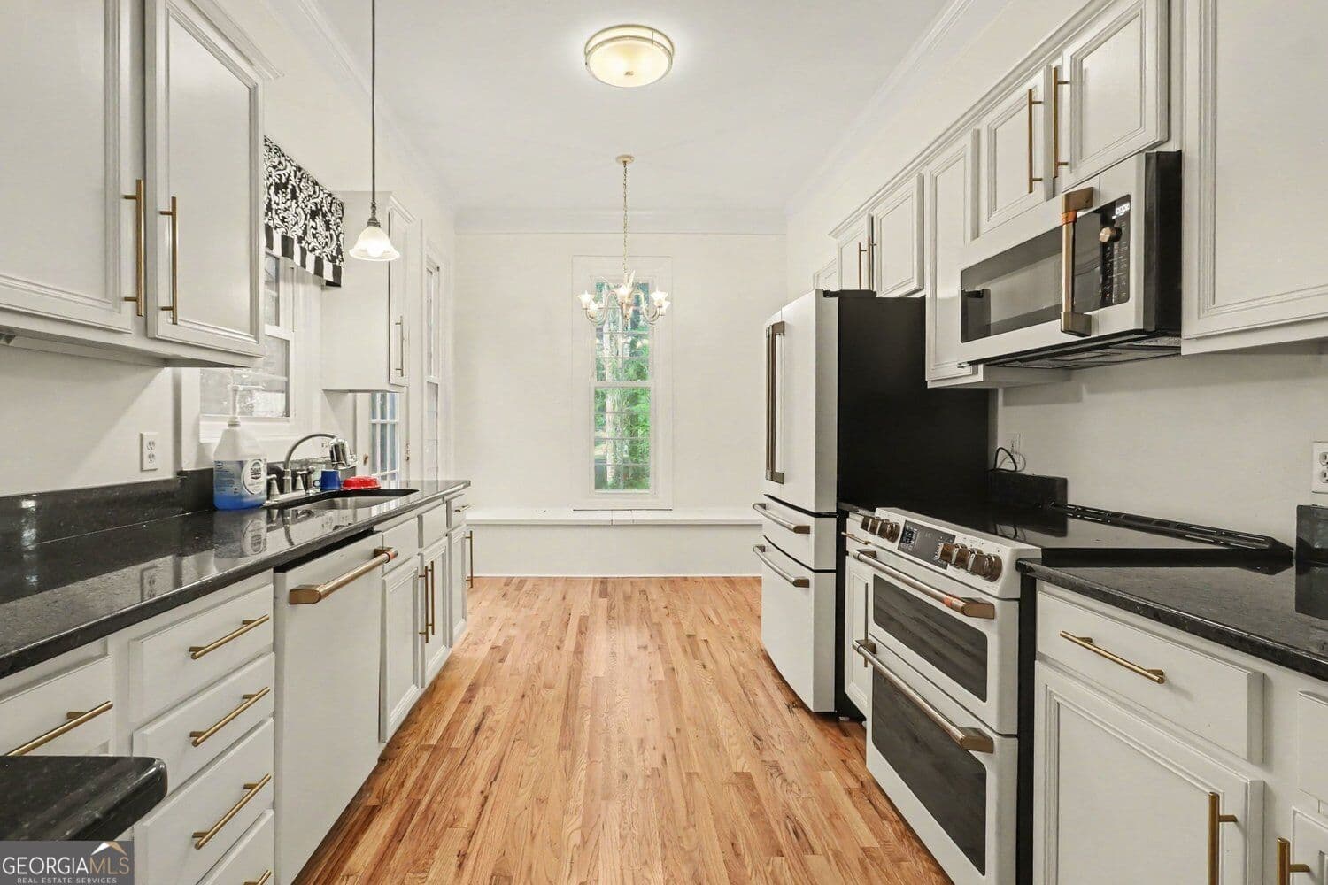 5 bedroom, 3.5 bathroom, 2,263 sq ft single family residence for sale at 180 Courtland Drive, Fayetteville, GA 30215 — photo 4