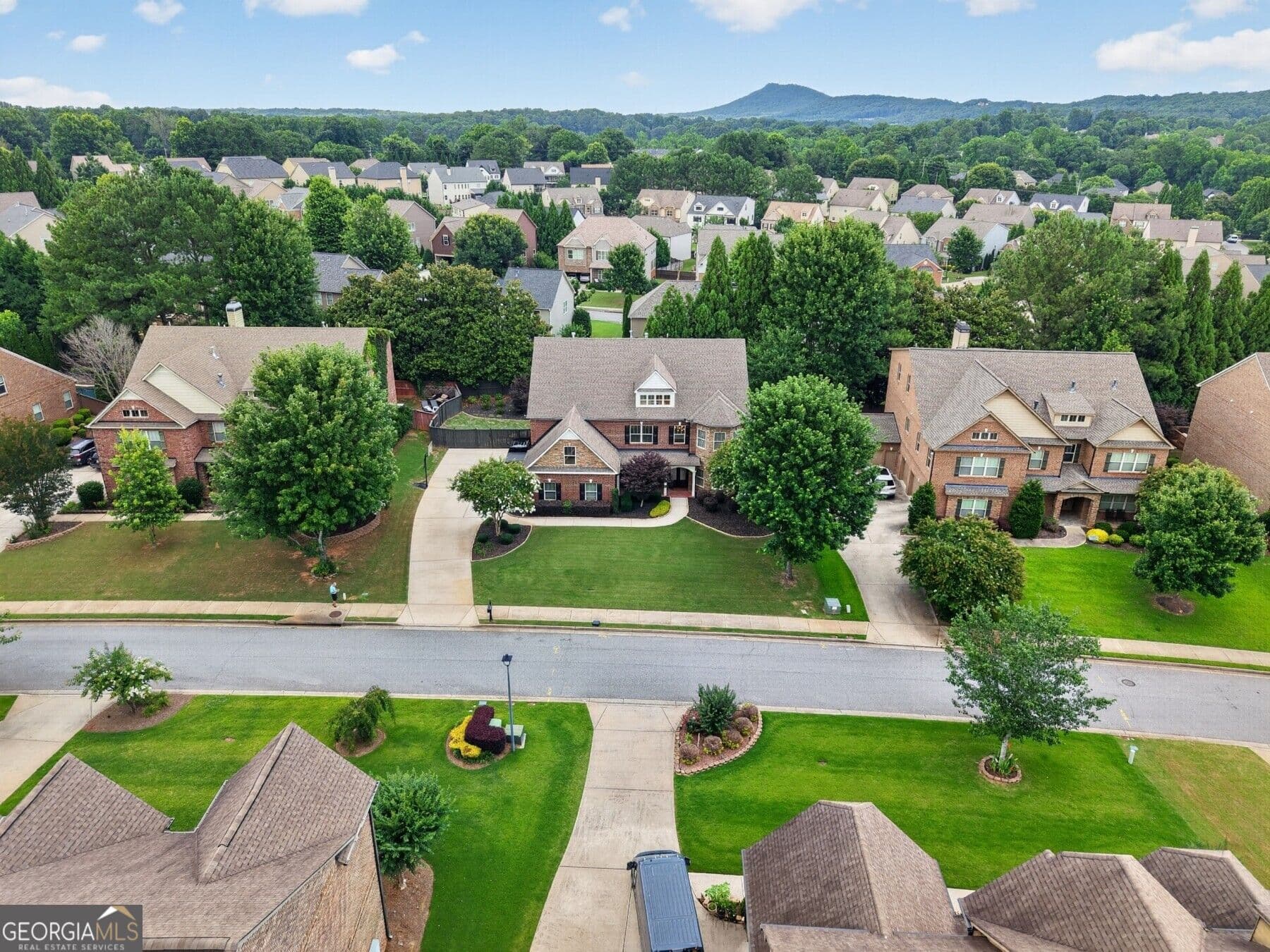 6 bedroom, 5 bathroom, 5,360 sq ft single family residence for sale at 5050 Savannah Run, Cumming, GA 30040 — photo 4
