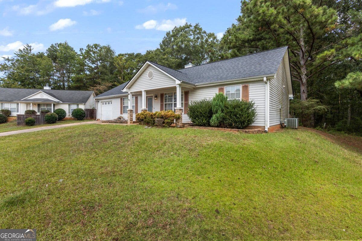 3 bedroom, 2 bathroom, 1,464 sq ft single family residence for sale at 93 Virginia Heights Drive, Newnan, GA 30263 — photo 3
