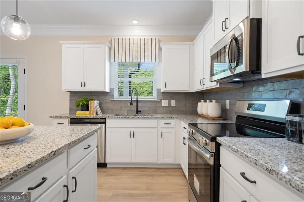 4 bedroom, 2.5 bathroom, 2,053 sq ft single family residence for sale at 542 Grover Street, Hoschton, GA 30548 — photo 6