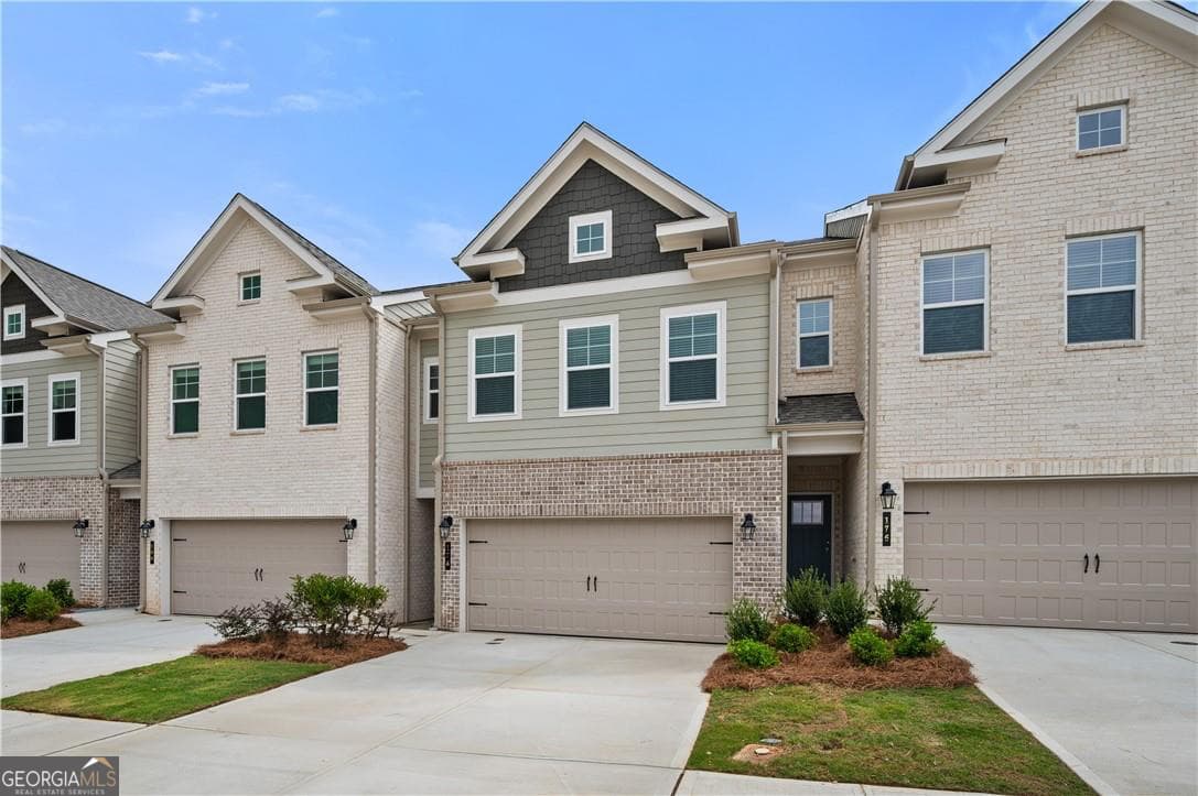 3 bedroom, 2.5 bathroom, 1,849 sq ft townhouse for sale at 243 Abbotts Crossing Circle, Conyers, GA 30094 — photo 2
