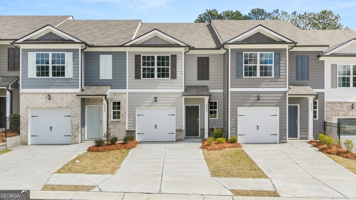 3 bedroom, 2.5 bathroom, 1,508 sq ft townhouse for sale at 2004 Roseleigh Drive, Douglasville, GA 30134 — photo 1 of 33