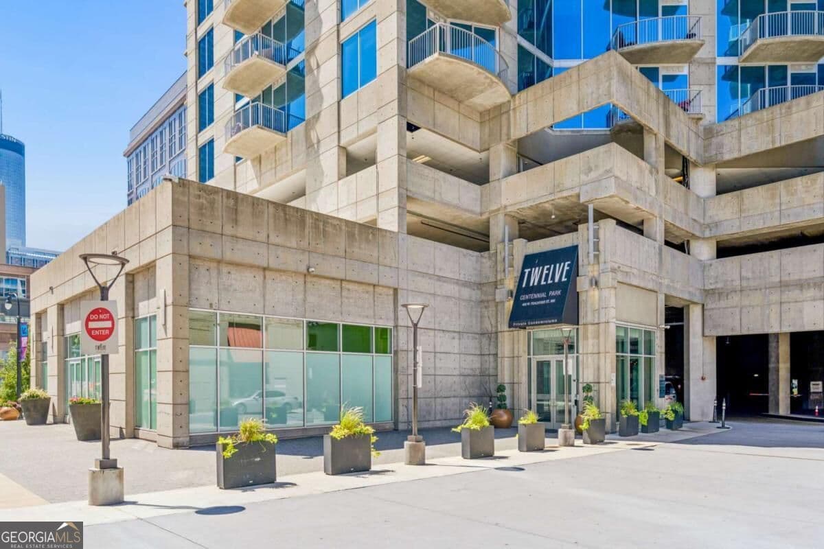 1 bedroom, 1 bathroom, 743 sq ft condominium for sale at 400 W Peachtree Street 2712, Atlanta, GA 30308 — photo 2