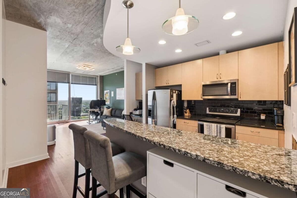 1 bedroom, 1 bathroom, 743 sq ft condominium for sale at 400 W Peachtree Street 2712, Atlanta, GA 30308 — photo 6