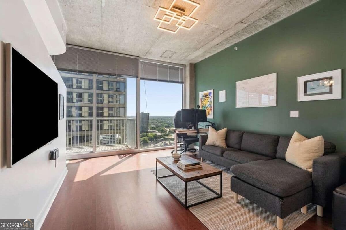 1 bedroom, 1 bathroom, 743 sq ft condominium for sale at 400 W Peachtree Street 2712, Atlanta, GA 30308 — photo 1 of 38