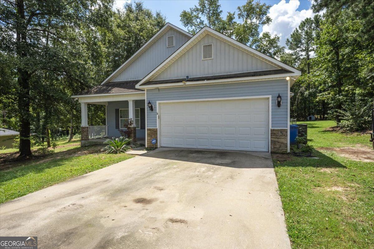 3 bedroom, 2 bathroom, 1,314 sq ft single family residence for sale at 215 Hallie Lane, Macon, GA 31211 — photo 2