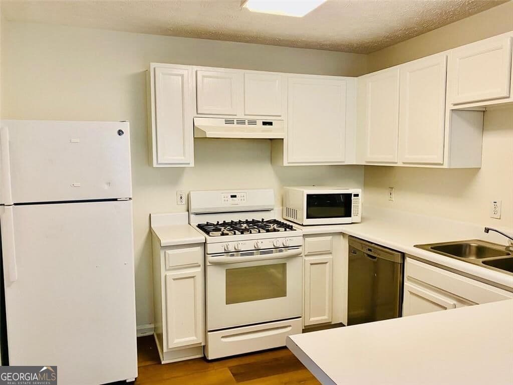 2 bedroom, 2.5 bathroom single family residence for rent at 2380 Keenland Court, Cumming, GA 30040 for $2,095 a month — photo 4