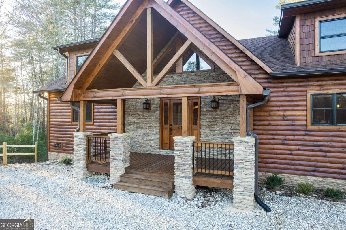 3 bedroom, 3.5 bathroom, 2,900 sq ft cabin,single family residence for sale at 612 Kensington Drive, Mineral Bluff, GA 30559 — photo 4