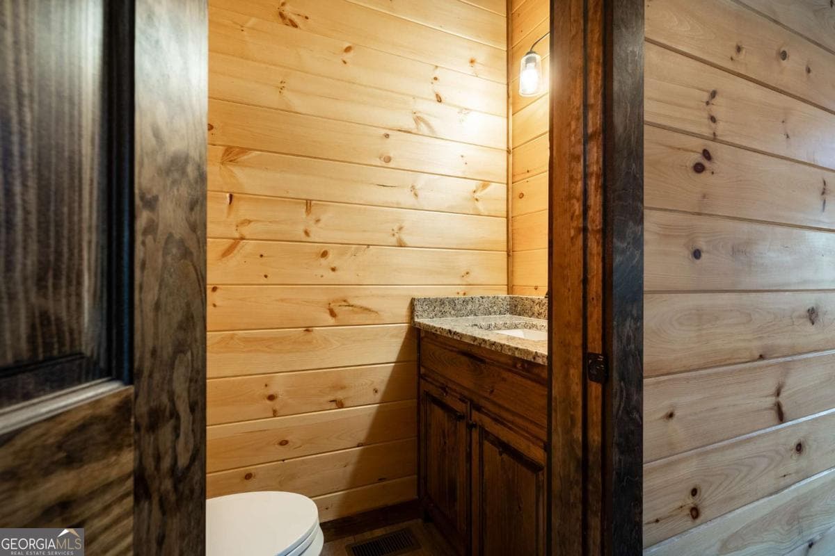 3 bedroom, 3.5 bathroom, 2,900 sq ft cabin,single family residence for sale at 612 Kensington Drive, Mineral Bluff, GA 30559 — photo 8