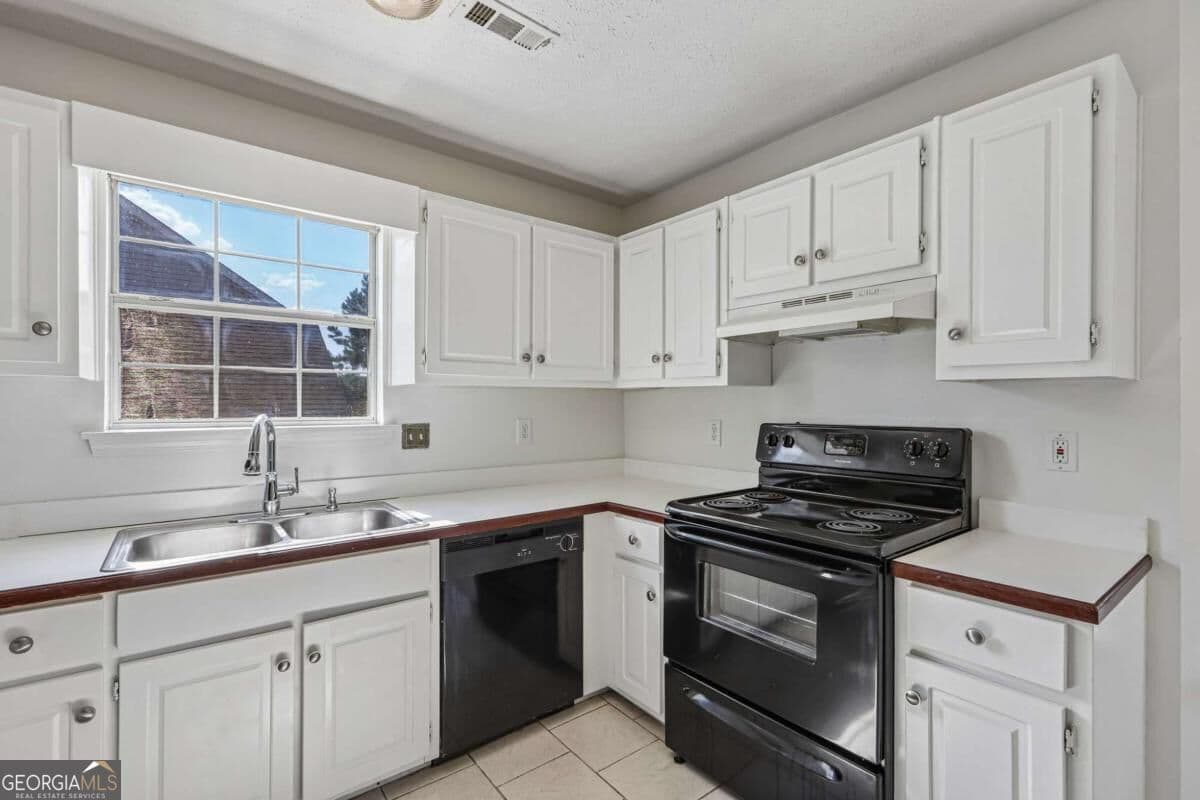 3 bedroom, 2.5 bathroom, 1,336 sq ft single family residence for sale at 4031 Robin Circle, Atlanta, GA 30349 — photo 9