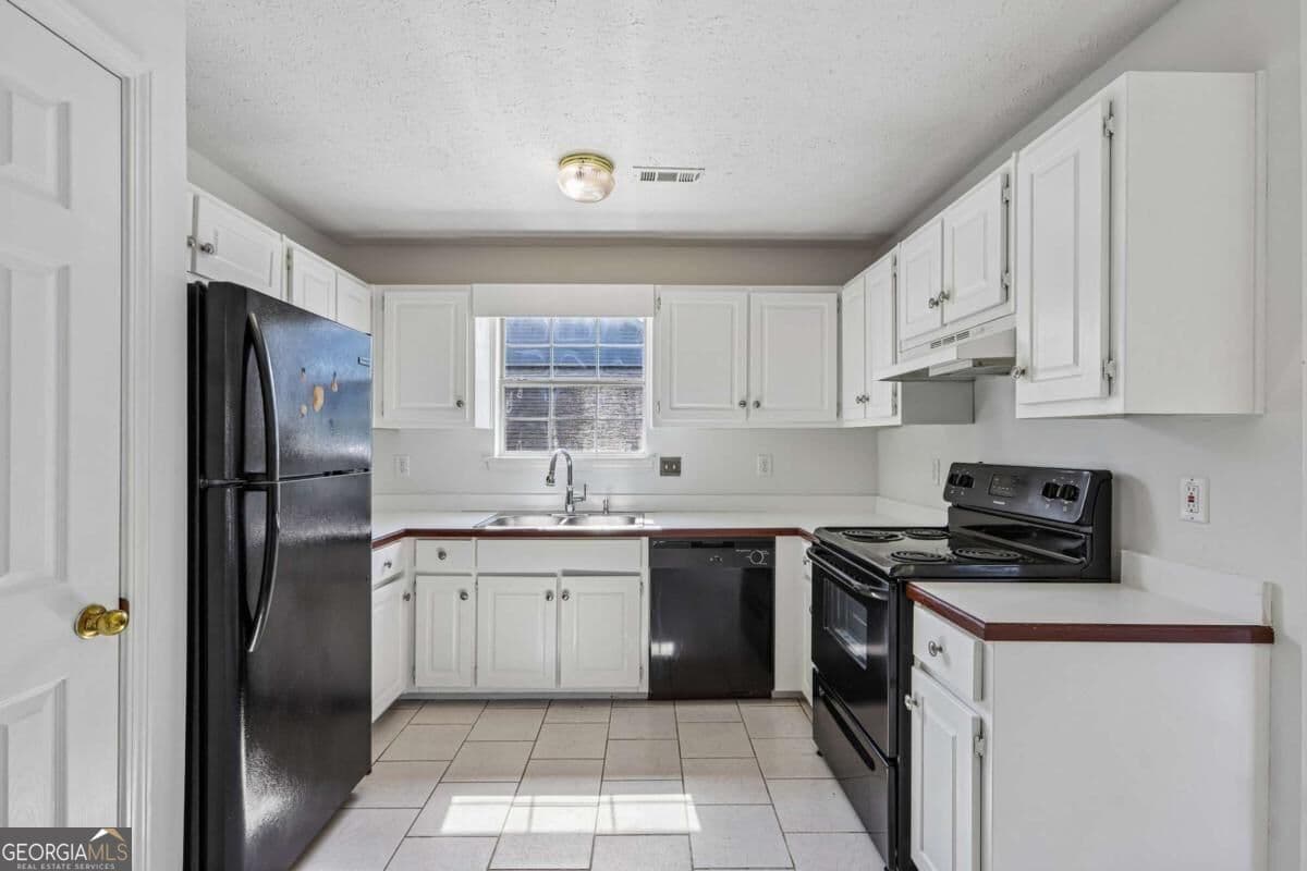 3 bedroom, 2.5 bathroom, 1,336 sq ft single family residence for sale at 4031 Robin Circle, Atlanta, GA 30349 — photo 8