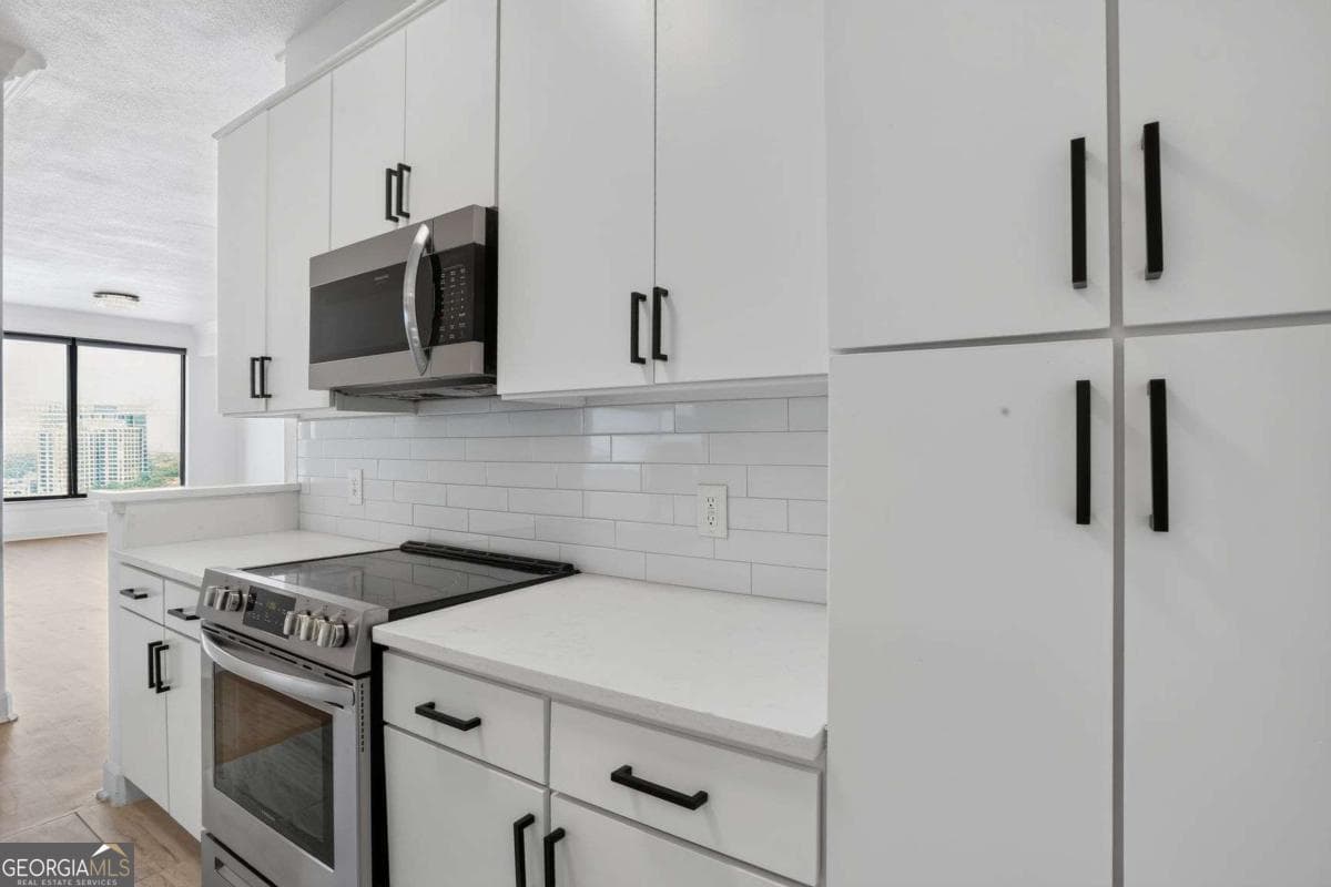 1 bedroom, 1 bathroom, 1,363 sq ft condominium for sale at 3445 Stratford Road 2403, Atlanta, GA 30326 — photo 3