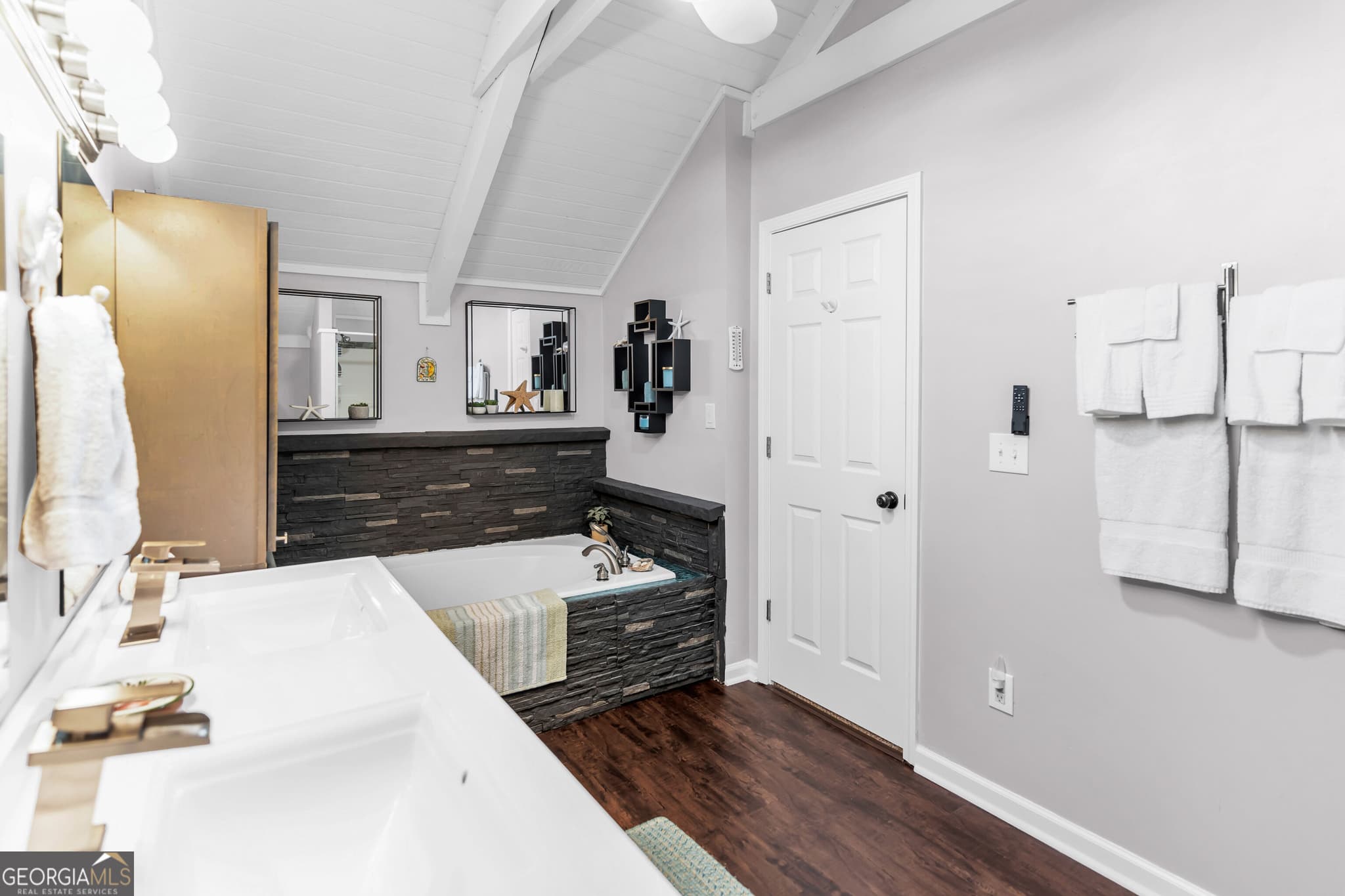 3 bedroom, 3 bathroom, 1,312 sq ft cabin,single family residence for sale at 170 Alte Bruecke Strasse, Helen, GA 30545 — photo 10