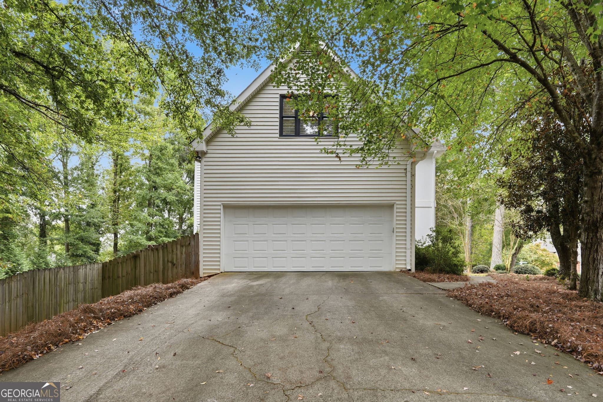 5 bedroom, 3.5 bathroom, 3,475 sq ft single family residence for sale at 8005 Canter Lane, Alpharetta, GA 30009 — photo 4