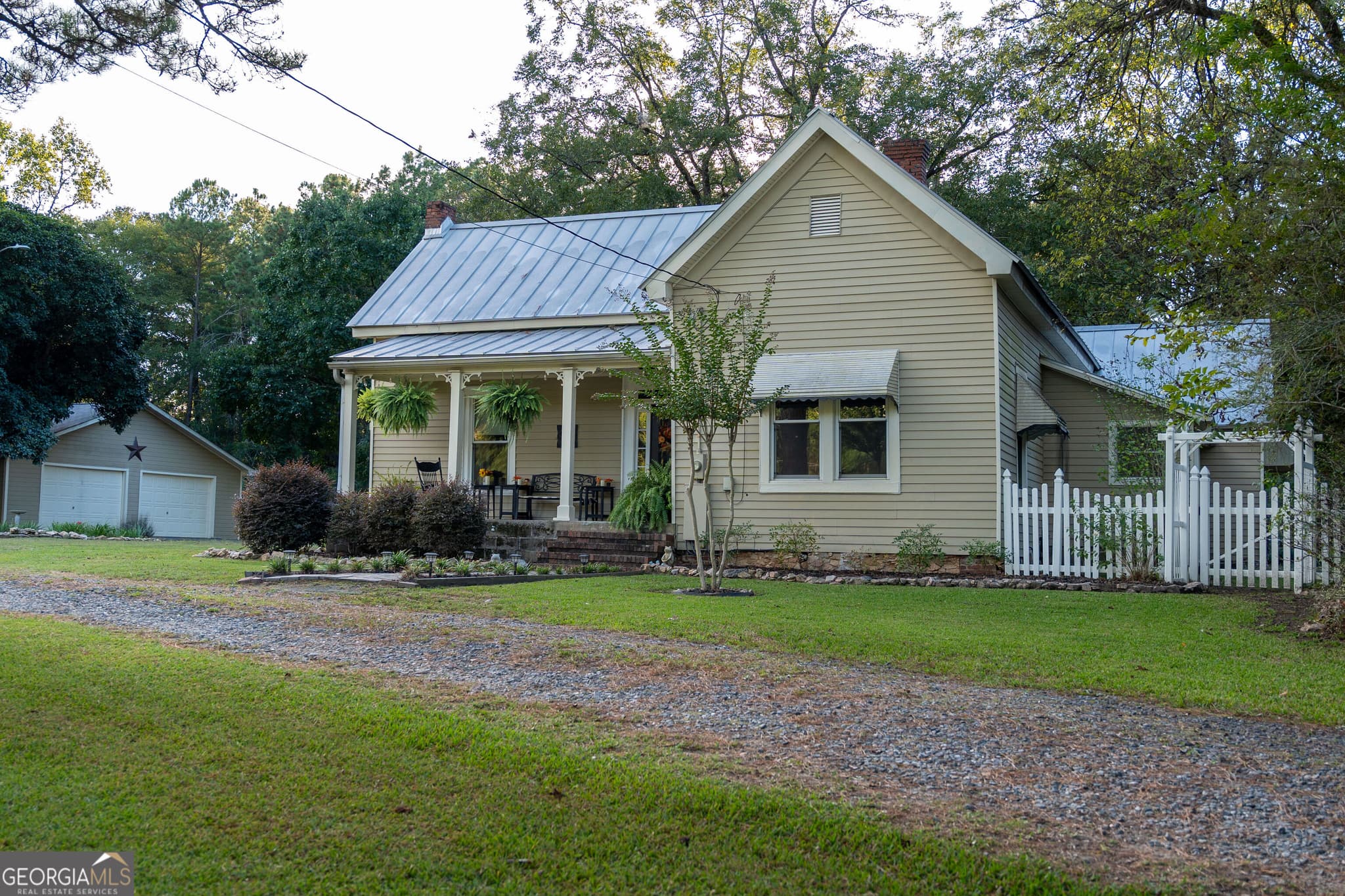 2 bedroom, 2 bathroom, 1,709 sq ft single family residence under contract at 2612 Midway Road, Lizella, GA 31052 — photo 2