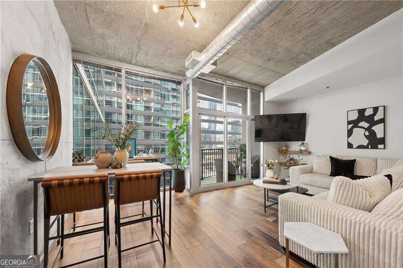 2 bedroom, 1 bathroom, 926 sq ft condominium for sale at 923 Peachtree Street 1221, Atlanta, GA 30309 — photo 2