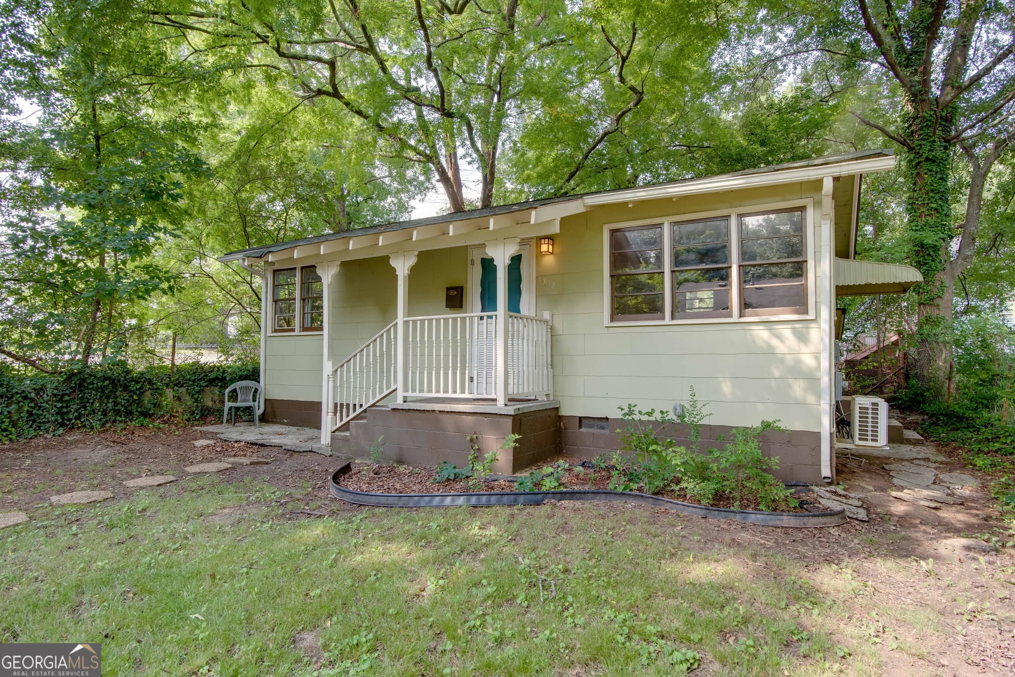 2 bedroom, 1 bathroom, 800 sq ft single family residence for rent at 1318 Elizabeth Lane B - REAR, East Point, GA 30344 for $1,295 a month — photo 2