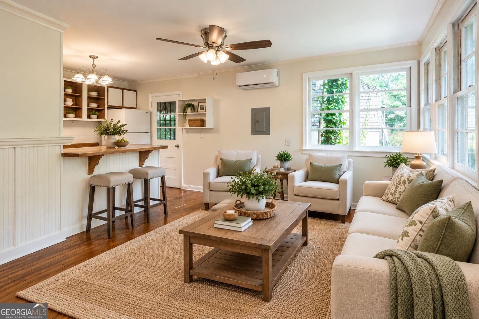 2 bedroom, 1 bathroom, 800 sq ft single family residence for rent at 1318 Elizabeth Lane B - REAR, East Point, GA 30344 for $1,295 a month — photo 3