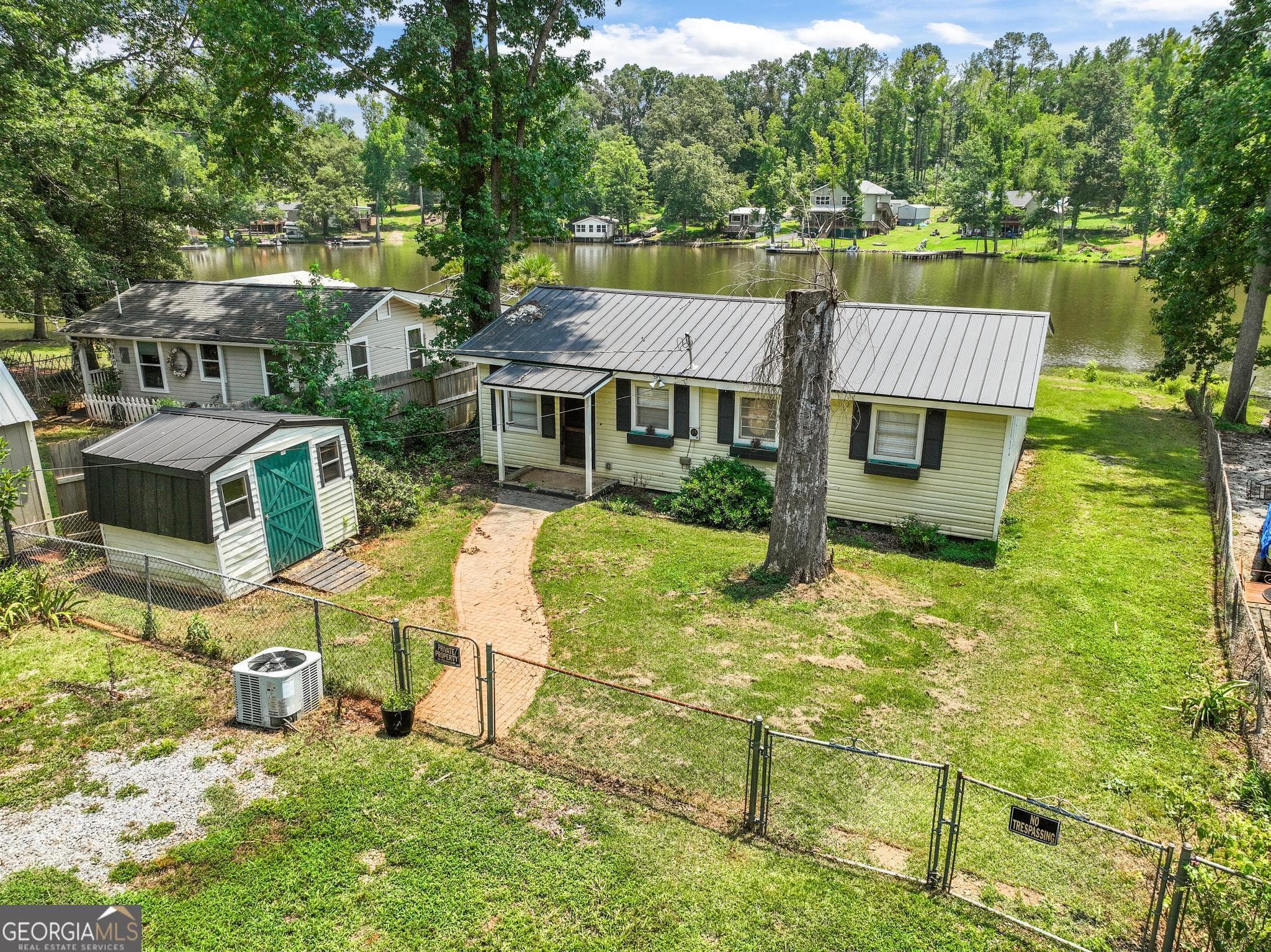 3 bedroom, 2 bathroom, 1,482 sq ft single family residence for sale at 178 Southern Shores Road, Jackson, GA 30233 — photo 1 of 28