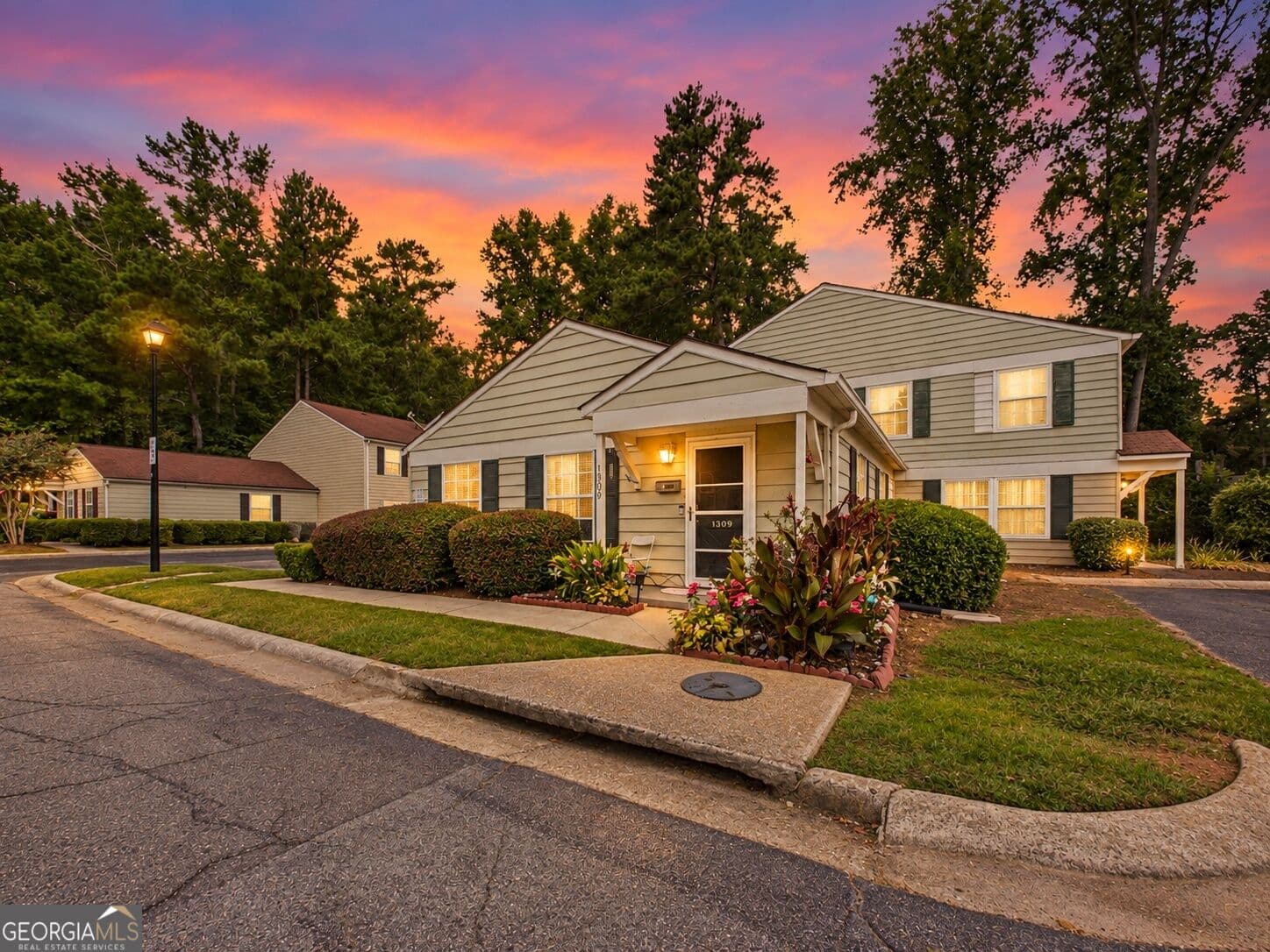 2 bedroom, 1 bathroom, 882 sq ft condominium for sale at 1315 Old Coach Road, Marietta, GA 30008 — photo 3