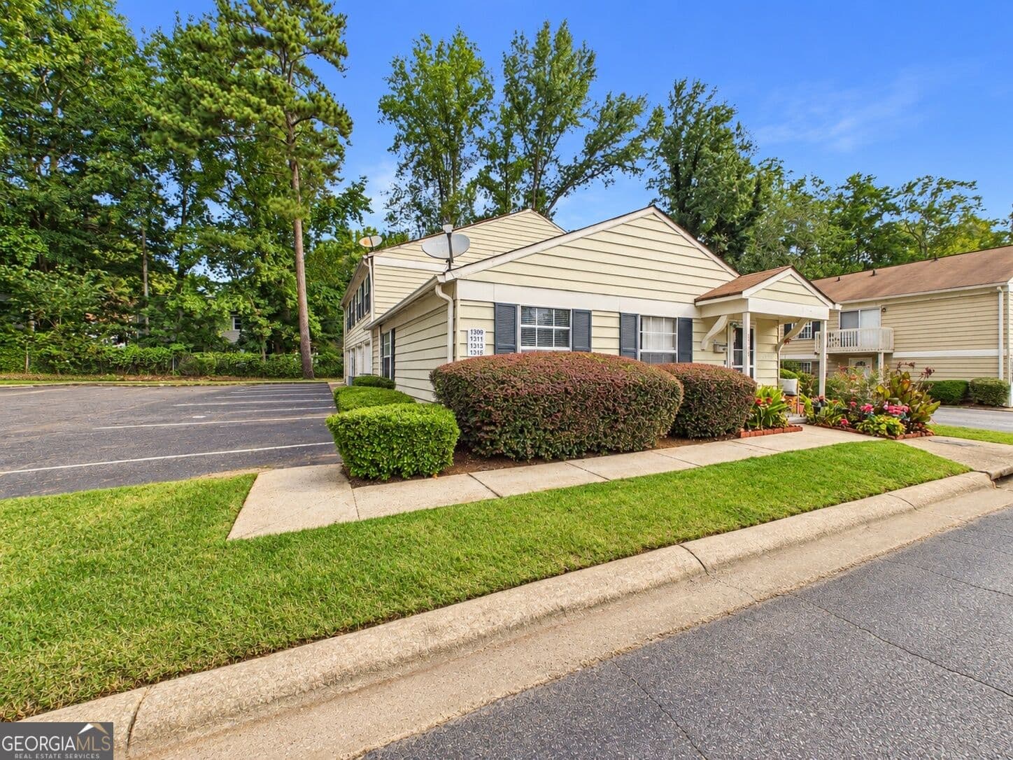 2 bedroom, 1 bathroom, 882 sq ft condominium for sale at 1315 Old Coach Road, Marietta, GA 30008
