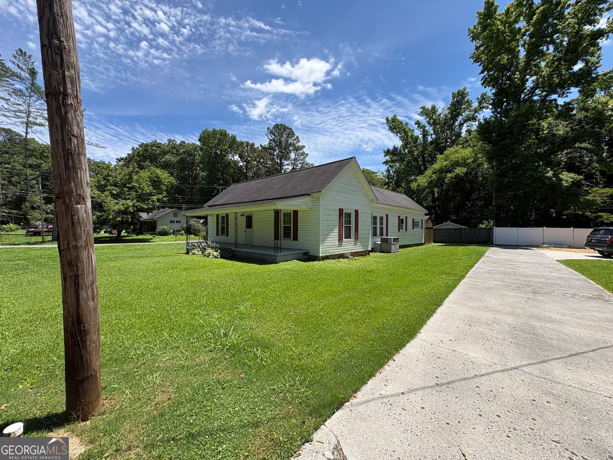 3 bedroom, 2 bathroom, 1,255 sq ft single family residence for sale at 208 Warthen Street, Lafayette, GA 30728